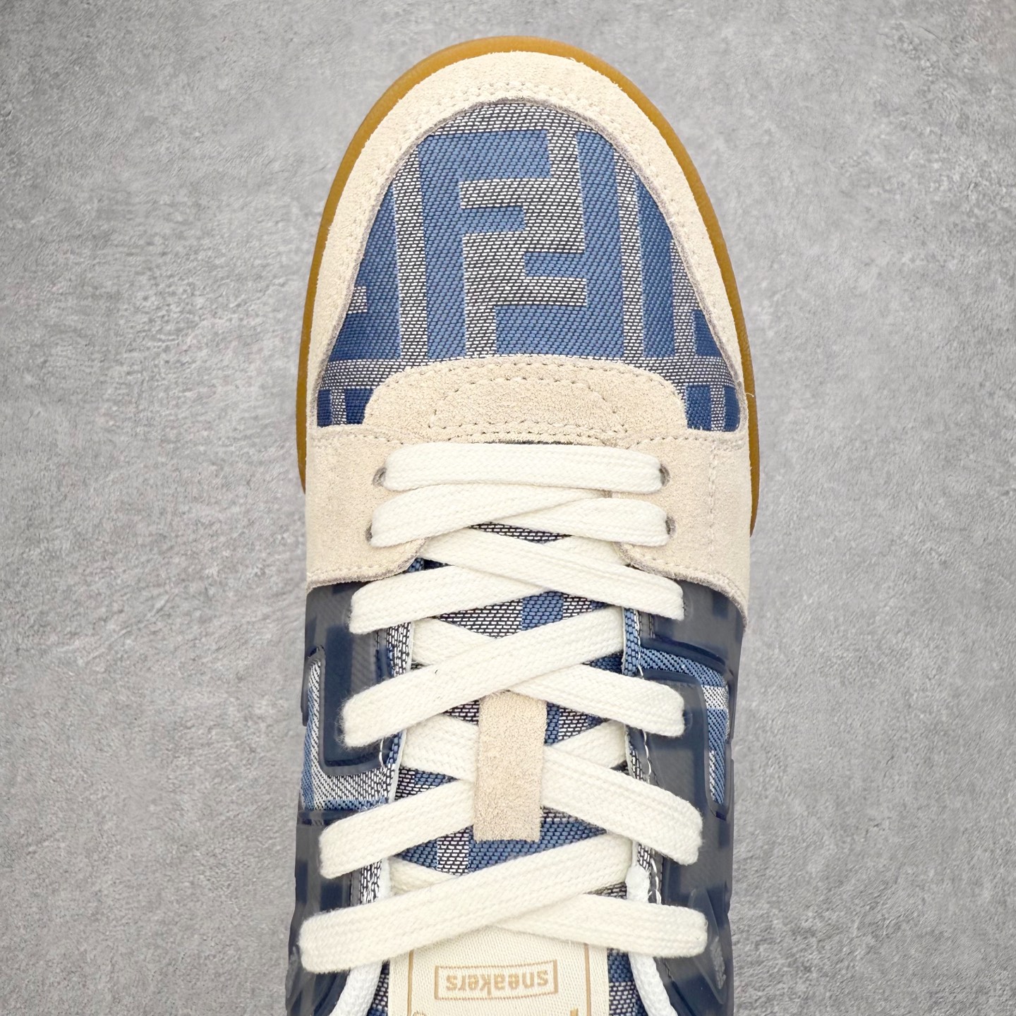 图片[4]-＃S版纯原 FENDI 芬迪 Match sneaters低帮运动鞋 独家定制 全身20几个细节点全部做到一致还原 吊打市面所有版本 独家原装套装配件官方同源 渠道原装订单 全套专柜包装物及配件#鞋底嵌入核心防伪芯片感应装置 FENDI芬迪match最新爆款情侣款运动鞋板鞋原版购入 高工艺无缝细空胶技术 贴楦误差0.05mm,鞋底采用固特异内外锁死工艺 最大限度弯折永不开胶 原鞋一致效果环保无味 鞋面采用麂皮和皮革拼接组合 logo内里采用毛巾绒里 上脚超级柔软 轻便 舒适搭配卫衣 尺码：35 36 37 38 39 40 41 42 43 44 45-选品中心