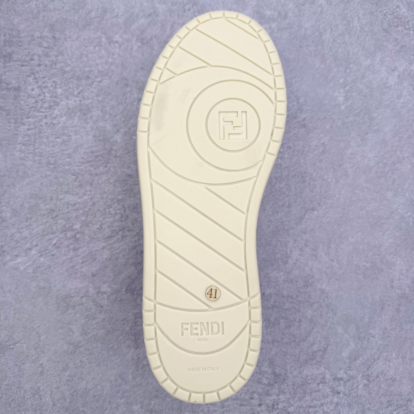 图片[9]-＃S版纯原 FENDI 芬迪 Match sneaters低帮运动鞋 独家定制 全身20几个细节点全部做到一致还原 吊打市面所有版本 独家原装套装配件官方同源 渠道原装订单 全套专柜包装物及配件#鞋底嵌入核心防伪芯片感应装置 FENDI芬迪match最新爆款情侣款运动鞋板鞋原版购入 高工艺无缝细空胶技术 贴楦误差0.05mm,鞋底采用固特异内外锁死工艺 最大限度弯折永不开胶 原鞋一致效果环保无味 鞋面采用麂皮和皮革拼接组合 logo内里采用毛巾绒里 上脚超级柔软 轻便 舒适搭配卫衣 尺码：35 36 37 38 39 40 41 42 43 44 45-选品中心