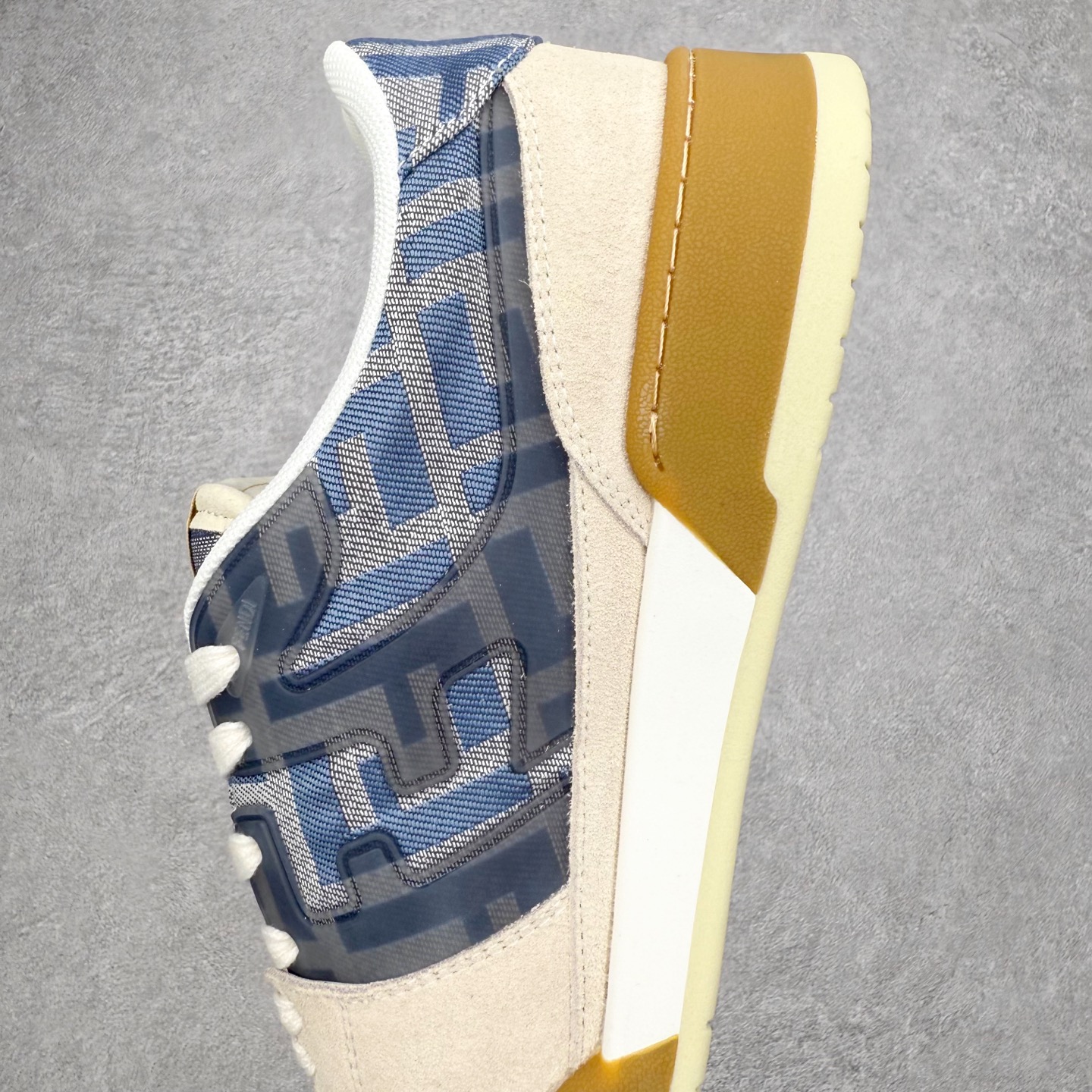 图片[7]-＃S版纯原 FENDI 芬迪 Match sneaters低帮运动鞋 独家定制 全身20几个细节点全部做到一致还原 吊打市面所有版本 独家原装套装配件官方同源 渠道原装订单 全套专柜包装物及配件#鞋底嵌入核心防伪芯片感应装置 FENDI芬迪match最新爆款情侣款运动鞋板鞋原版购入 高工艺无缝细空胶技术 贴楦误差0.05mm,鞋底采用固特异内外锁死工艺 最大限度弯折永不开胶 原鞋一致效果环保无味 鞋面采用麂皮和皮革拼接组合 logo内里采用毛巾绒里 上脚超级柔软 轻便 舒适搭配卫衣 尺码：35 36 37 38 39 40 41 42 43 44 45-选品中心