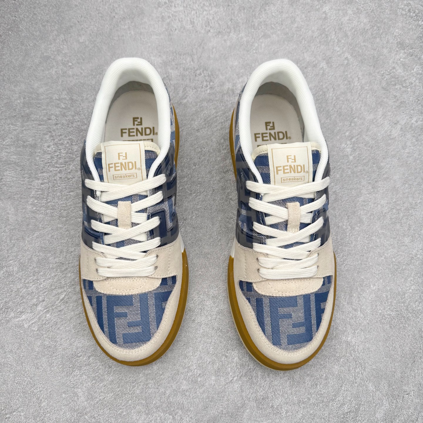 图片[2]-＃S版纯原 FENDI 芬迪 Match sneaters低帮运动鞋 独家定制 全身20几个细节点全部做到一致还原 吊打市面所有版本 独家原装套装配件官方同源 渠道原装订单 全套专柜包装物及配件#鞋底嵌入核心防伪芯片感应装置 FENDI芬迪match最新爆款情侣款运动鞋板鞋原版购入 高工艺无缝细空胶技术 贴楦误差0.05mm,鞋底采用固特异内外锁死工艺 最大限度弯折永不开胶 原鞋一致效果环保无味 鞋面采用麂皮和皮革拼接组合 logo内里采用毛巾绒里 上脚超级柔软 轻便 舒适搭配卫衣 尺码：35 36 37 38 39 40 41 42 43 44 45-选品中心