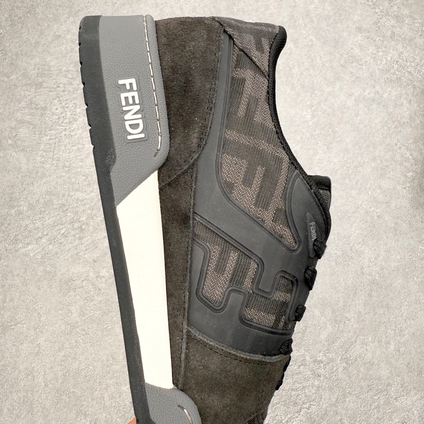 图片[6]-＃S版纯原 FENDI 芬迪 Match sneaters低帮运动鞋 独家定制 全身20几个细节点全部做到一致还原 吊打市面所有版本 独家原装套装配件官方同源 渠道原装订单 全套专柜包装物及配件#鞋底嵌入核心防伪芯片感应装置 FENDI芬迪match最新爆款情侣款运动鞋板鞋原版购入 高工艺无缝细空胶技术 贴楦误差0.05mm,鞋底采用固特异内外锁死工艺 最大限度弯折永不开胶 原鞋一致效果环保无味 鞋面采用麂皮和皮革拼接组合 logo内里采用毛巾绒里 上脚超级柔软 轻便 舒适搭配卫衣 尺码：35 36 37 38 39 40 41 42 43 44 45-选品中心