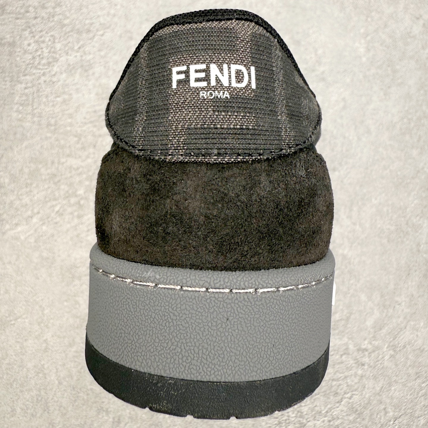 图片[8]-＃S版纯原 FENDI 芬迪 Match sneaters低帮运动鞋 独家定制 全身20几个细节点全部做到一致还原 吊打市面所有版本 独家原装套装配件官方同源 渠道原装订单 全套专柜包装物及配件#鞋底嵌入核心防伪芯片感应装置 FENDI芬迪match最新爆款情侣款运动鞋板鞋原版购入 高工艺无缝细空胶技术 贴楦误差0.05mm,鞋底采用固特异内外锁死工艺 最大限度弯折永不开胶 原鞋一致效果环保无味 鞋面采用麂皮和皮革拼接组合 logo内里采用毛巾绒里 上脚超级柔软 轻便 舒适搭配卫衣 尺码：35 36 37 38 39 40 41 42 43 44 45-选品中心