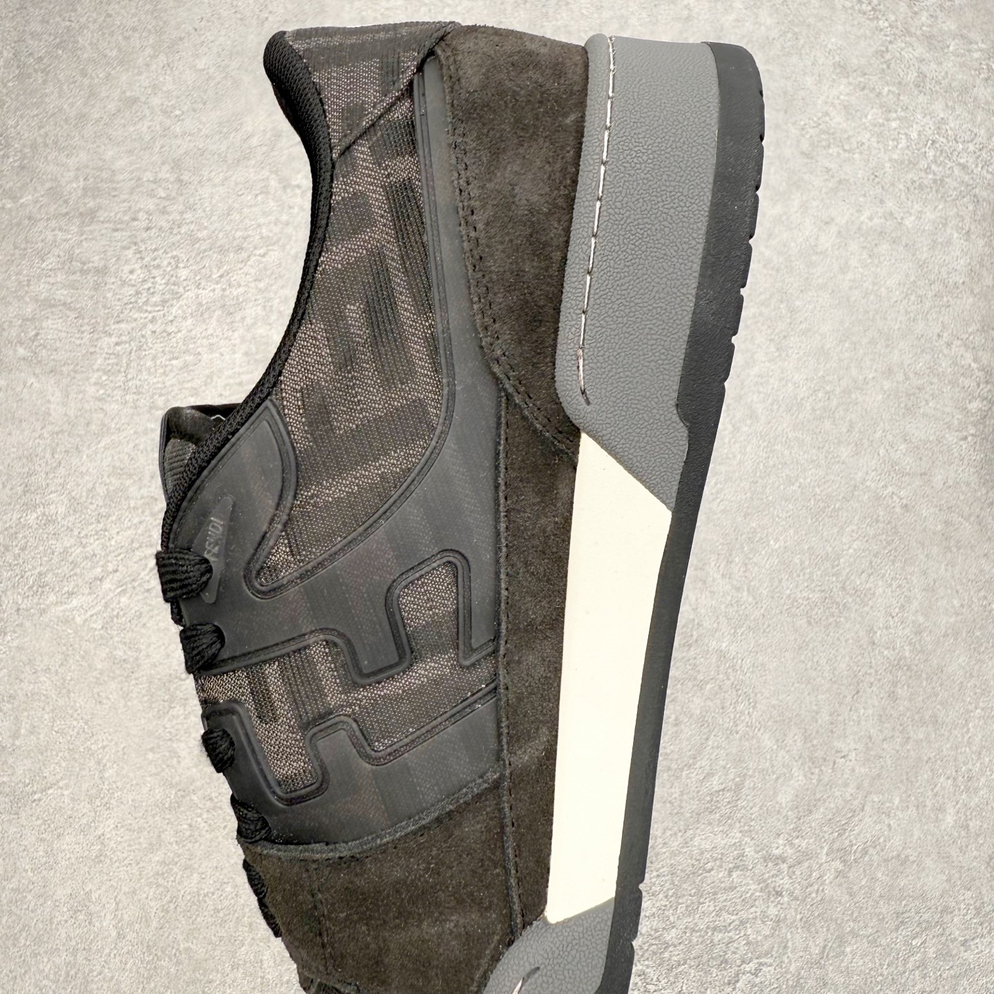 图片[7]-＃S版纯原 FENDI 芬迪 Match sneaters低帮运动鞋 独家定制 全身20几个细节点全部做到一致还原 吊打市面所有版本 独家原装套装配件官方同源 渠道原装订单 全套专柜包装物及配件#鞋底嵌入核心防伪芯片感应装置 FENDI芬迪match最新爆款情侣款运动鞋板鞋原版购入 高工艺无缝细空胶技术 贴楦误差0.05mm,鞋底采用固特异内外锁死工艺 最大限度弯折永不开胶 原鞋一致效果环保无味 鞋面采用麂皮和皮革拼接组合 logo内里采用毛巾绒里 上脚超级柔软 轻便 舒适搭配卫衣 尺码：35 36 37 38 39 40 41 42 43 44 45-选品中心