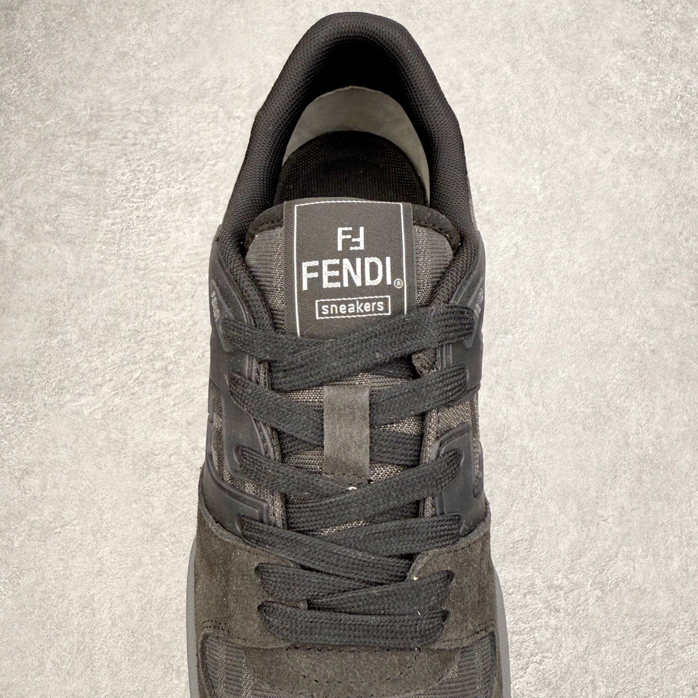 图片[5]-＃S版纯原 FENDI 芬迪 Match sneaters低帮运动鞋 独家定制 全身20几个细节点全部做到一致还原 吊打市面所有版本 独家原装套装配件官方同源 渠道原装订单 全套专柜包装物及配件#鞋底嵌入核心防伪芯片感应装置 FENDI芬迪match最新爆款情侣款运动鞋板鞋原版购入 高工艺无缝细空胶技术 贴楦误差0.05mm,鞋底采用固特异内外锁死工艺 最大限度弯折永不开胶 原鞋一致效果环保无味 鞋面采用麂皮和皮革拼接组合 logo内里采用毛巾绒里 上脚超级柔软 轻便 舒适搭配卫衣 尺码：35 36 37 38 39 40 41 42 43 44 45-选品中心