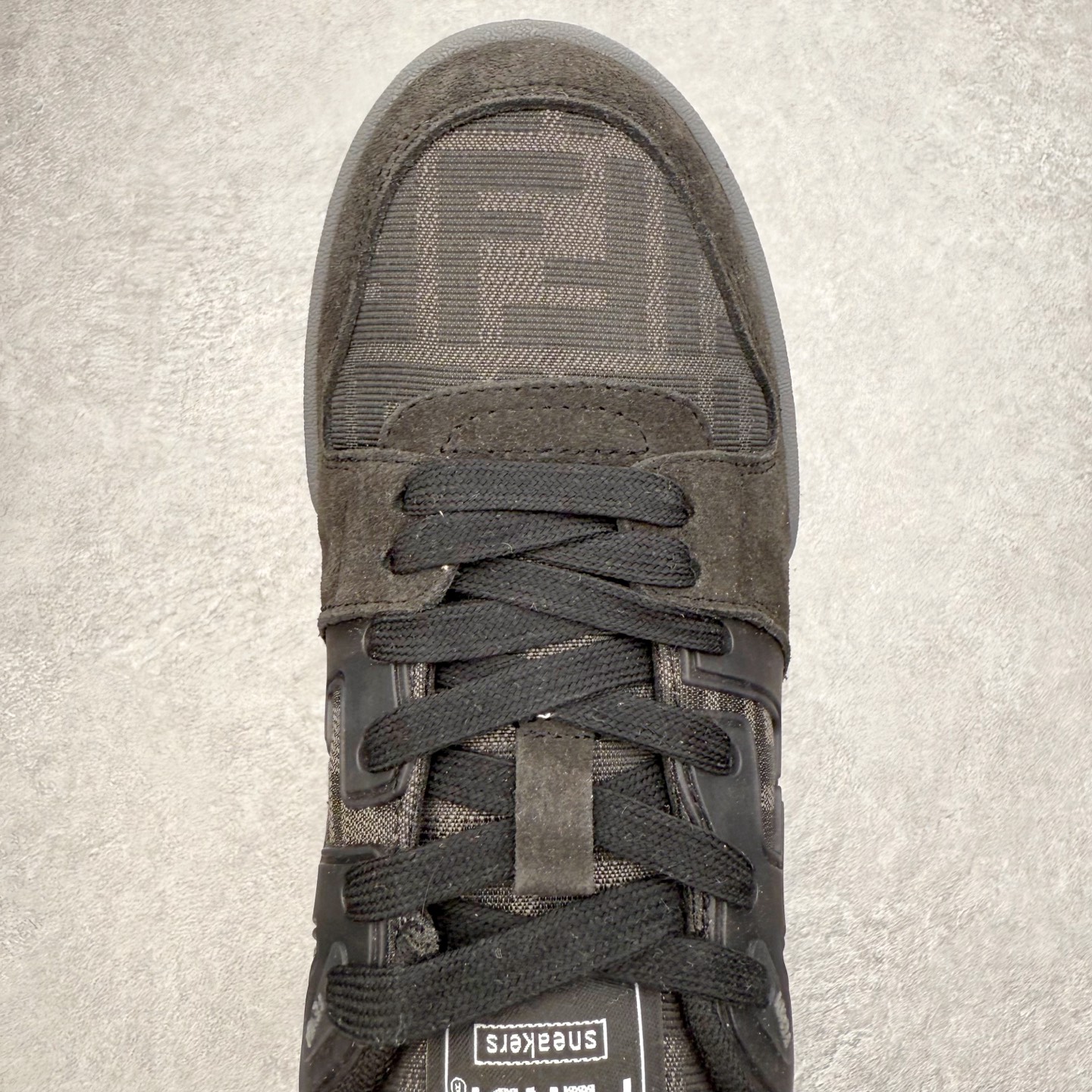 图片[4]-＃S版纯原 FENDI 芬迪 Match sneaters低帮运动鞋 独家定制 全身20几个细节点全部做到一致还原 吊打市面所有版本 独家原装套装配件官方同源 渠道原装订单 全套专柜包装物及配件#鞋底嵌入核心防伪芯片感应装置 FENDI芬迪match最新爆款情侣款运动鞋板鞋原版购入 高工艺无缝细空胶技术 贴楦误差0.05mm,鞋底采用固特异内外锁死工艺 最大限度弯折永不开胶 原鞋一致效果环保无味 鞋面采用麂皮和皮革拼接组合 logo内里采用毛巾绒里 上脚超级柔软 轻便 舒适搭配卫衣 尺码：35 36 37 38 39 40 41 42 43 44 45-选品中心