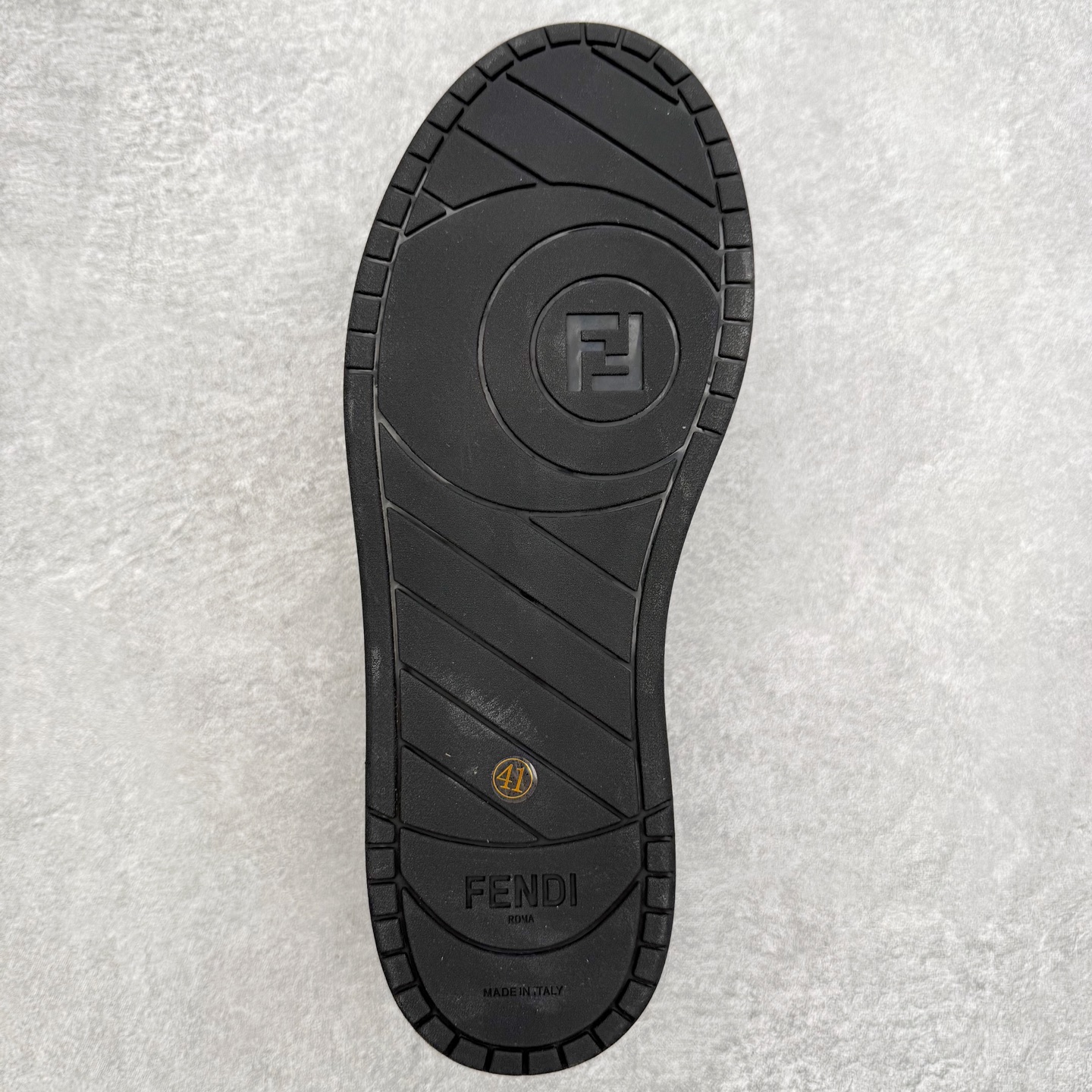 图片[9]-＃S版纯原 FENDI 芬迪 Match sneaters低帮运动鞋 独家定制 全身20几个细节点全部做到一致还原 吊打市面所有版本 独家原装套装配件官方同源 渠道原装订单 全套专柜包装物及配件#鞋底嵌入核心防伪芯片感应装置 FENDI芬迪match最新爆款情侣款运动鞋板鞋原版购入 高工艺无缝细空胶技术 贴楦误差0.05mm,鞋底采用固特异内外锁死工艺 最大限度弯折永不开胶 原鞋一致效果环保无味 鞋面采用麂皮和皮革拼接组合 logo内里采用毛巾绒里 上脚超级柔软 轻便 舒适搭配卫衣 尺码：35 36 37 38 39 40 41 42 43 44 45-选品中心