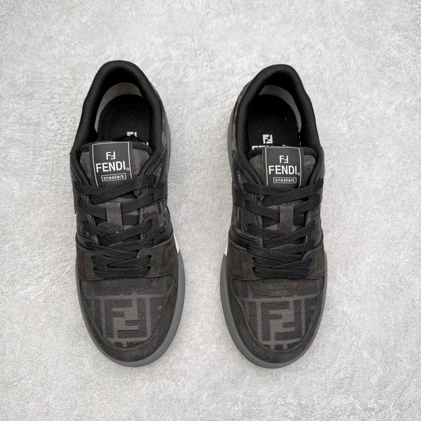 图片[2]-＃S版纯原 FENDI 芬迪 Match sneaters低帮运动鞋 独家定制 全身20几个细节点全部做到一致还原 吊打市面所有版本 独家原装套装配件官方同源 渠道原装订单 全套专柜包装物及配件#鞋底嵌入核心防伪芯片感应装置 FENDI芬迪match最新爆款情侣款运动鞋板鞋原版购入 高工艺无缝细空胶技术 贴楦误差0.05mm,鞋底采用固特异内外锁死工艺 最大限度弯折永不开胶 原鞋一致效果环保无味 鞋面采用麂皮和皮革拼接组合 logo内里采用毛巾绒里 上脚超级柔软 轻便 舒适搭配卫衣 尺码：35 36 37 38 39 40 41 42 43 44 45-选品中心