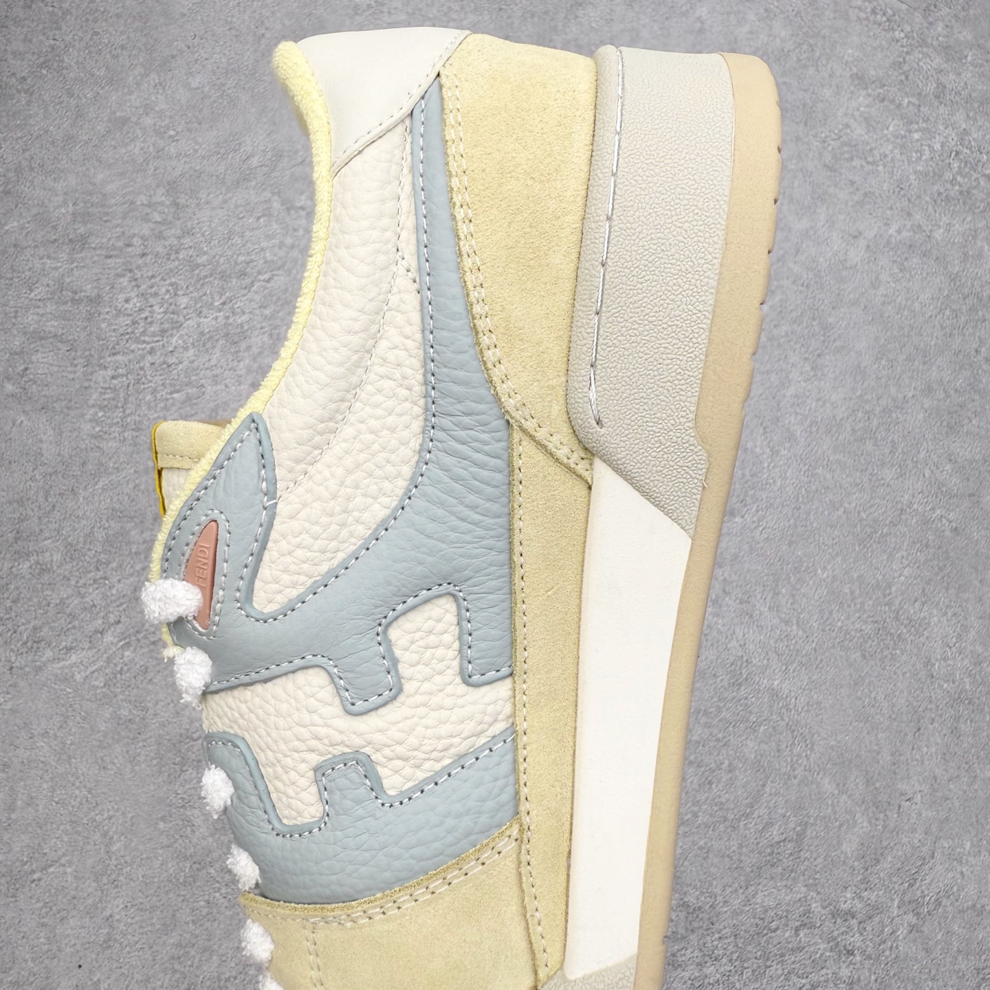 图片[7]-＃S版纯原 FENDI 芬迪 Match sneaters低帮运动鞋 独家定制 全身20几个细节点全部做到一致还原 吊打市面所有版本 独家原装套装配件官方同源 渠道原装订单 全套专柜包装物及配件#鞋底嵌入核心防伪芯片感应装置 FENDI芬迪match最新爆款情侣款运动鞋板鞋原版购入 高工艺无缝细空胶技术 贴楦误差0.05mm,鞋底采用固特异内外锁死工艺 最大限度弯折永不开胶 原鞋一致效果环保无味 鞋面采用麂皮和皮革拼接组合 logo内里采用毛巾绒里 上脚超级柔软 轻便 舒适搭配卫衣 尺码：35 36 37 38 39 40 41 42 43 44 45-选品中心