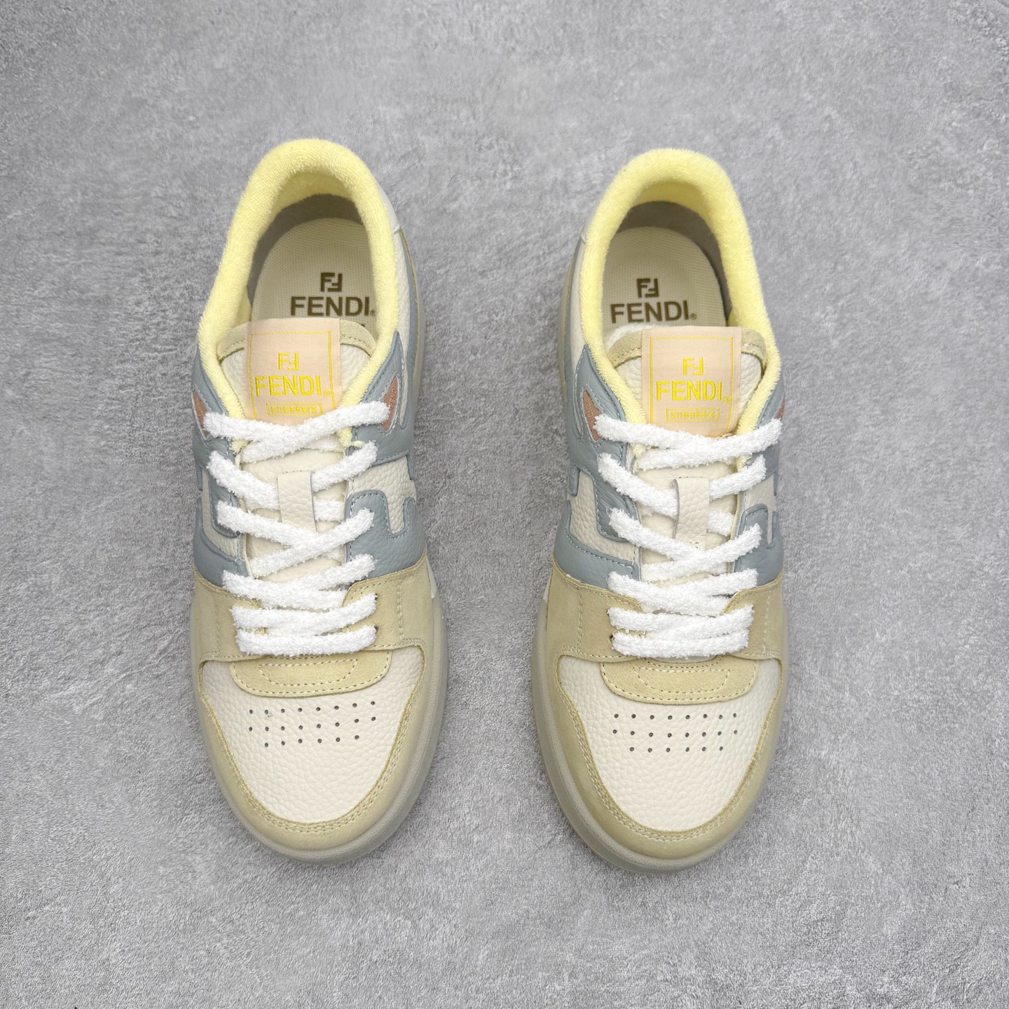 图片[2]-＃S版纯原 FENDI 芬迪 Match sneaters低帮运动鞋 独家定制 全身20几个细节点全部做到一致还原 吊打市面所有版本 独家原装套装配件官方同源 渠道原装订单 全套专柜包装物及配件#鞋底嵌入核心防伪芯片感应装置 FENDI芬迪match最新爆款情侣款运动鞋板鞋原版购入 高工艺无缝细空胶技术 贴楦误差0.05mm,鞋底采用固特异内外锁死工艺 最大限度弯折永不开胶 原鞋一致效果环保无味 鞋面采用麂皮和皮革拼接组合 logo内里采用毛巾绒里 上脚超级柔软 轻便 舒适搭配卫衣 尺码：35 36 37 38 39 40 41 42 43 44 45-选品中心