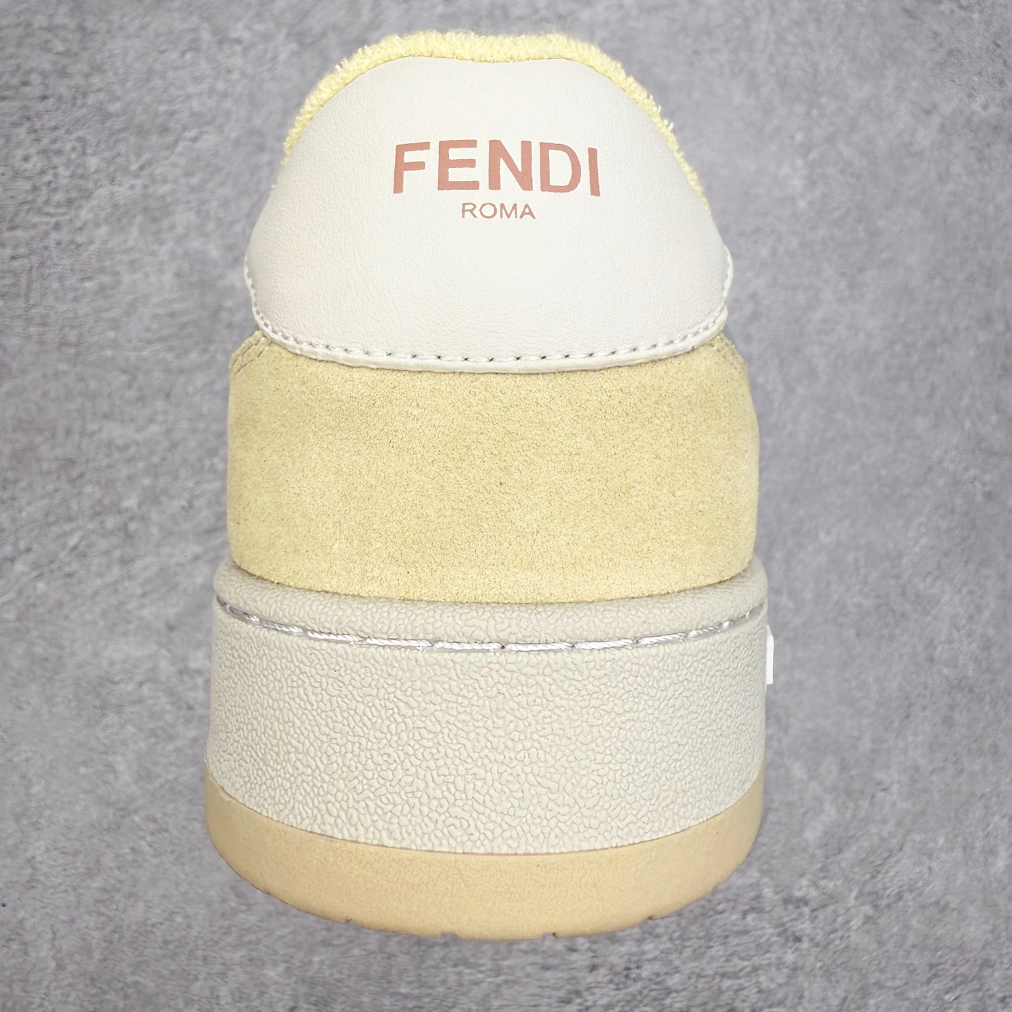 图片[8]-＃S版纯原 FENDI 芬迪 Match sneaters低帮运动鞋 独家定制 全身20几个细节点全部做到一致还原 吊打市面所有版本 独家原装套装配件官方同源 渠道原装订单 全套专柜包装物及配件#鞋底嵌入核心防伪芯片感应装置 FENDI芬迪match最新爆款情侣款运动鞋板鞋原版购入 高工艺无缝细空胶技术 贴楦误差0.05mm,鞋底采用固特异内外锁死工艺 最大限度弯折永不开胶 原鞋一致效果环保无味 鞋面采用麂皮和皮革拼接组合 logo内里采用毛巾绒里 上脚超级柔软 轻便 舒适搭配卫衣 尺码：35 36 37 38 39 40 41 42 43 44 45-选品中心