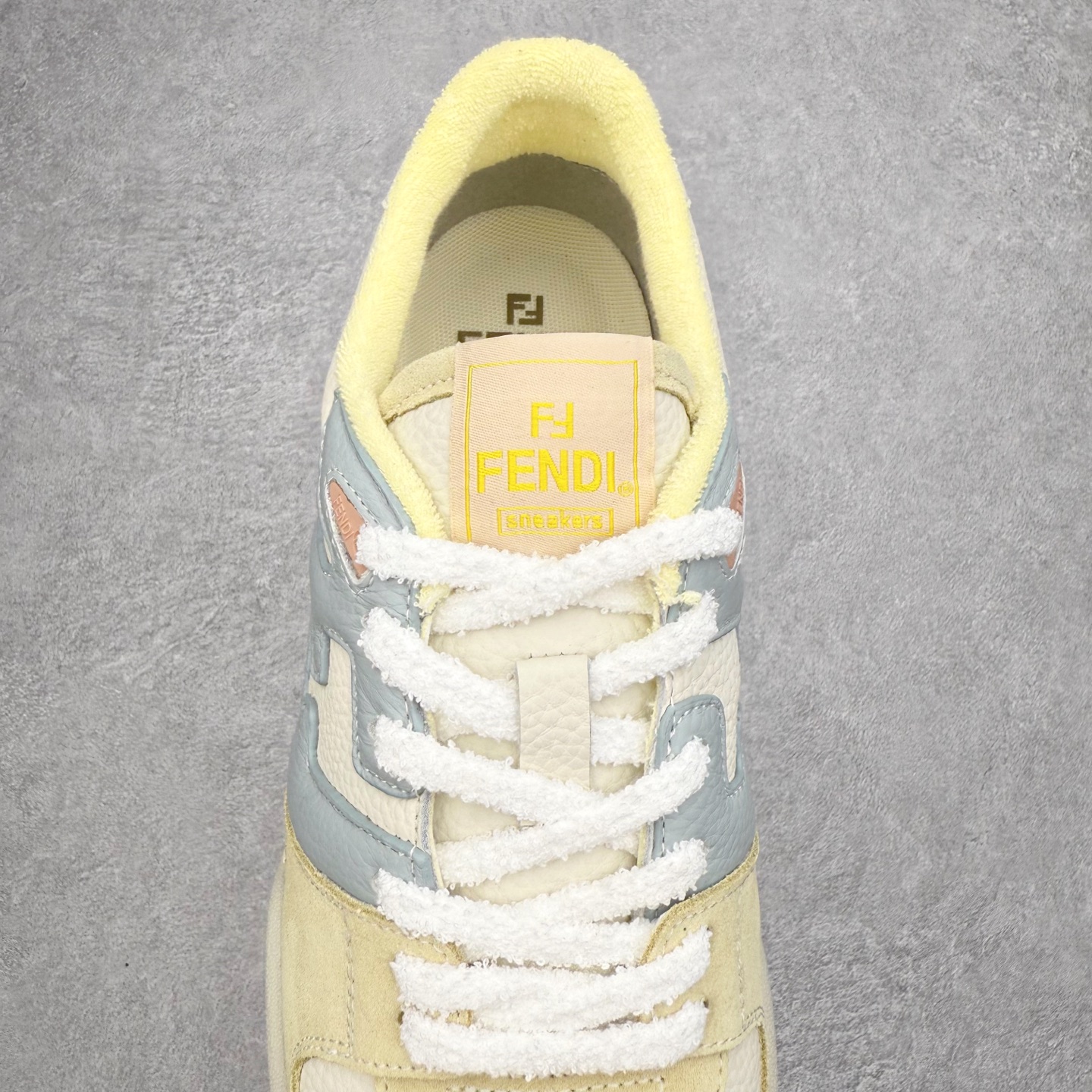 图片[5]-＃S版纯原 FENDI 芬迪 Match sneaters低帮运动鞋 独家定制 全身20几个细节点全部做到一致还原 吊打市面所有版本 独家原装套装配件官方同源 渠道原装订单 全套专柜包装物及配件#鞋底嵌入核心防伪芯片感应装置 FENDI芬迪match最新爆款情侣款运动鞋板鞋原版购入 高工艺无缝细空胶技术 贴楦误差0.05mm,鞋底采用固特异内外锁死工艺 最大限度弯折永不开胶 原鞋一致效果环保无味 鞋面采用麂皮和皮革拼接组合 logo内里采用毛巾绒里 上脚超级柔软 轻便 舒适搭配卫衣 尺码：35 36 37 38 39 40 41 42 43 44 45-选品中心