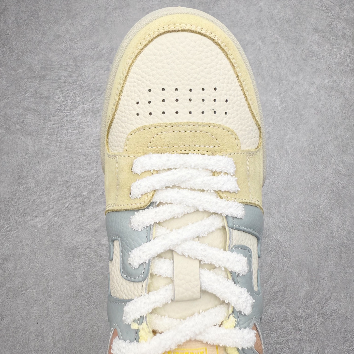 图片[4]-＃S版纯原 FENDI 芬迪 Match sneaters低帮运动鞋 独家定制 全身20几个细节点全部做到一致还原 吊打市面所有版本 独家原装套装配件官方同源 渠道原装订单 全套专柜包装物及配件#鞋底嵌入核心防伪芯片感应装置 FENDI芬迪match最新爆款情侣款运动鞋板鞋原版购入 高工艺无缝细空胶技术 贴楦误差0.05mm,鞋底采用固特异内外锁死工艺 最大限度弯折永不开胶 原鞋一致效果环保无味 鞋面采用麂皮和皮革拼接组合 logo内里采用毛巾绒里 上脚超级柔软 轻便 舒适搭配卫衣 尺码：35 36 37 38 39 40 41 42 43 44 45-选品中心