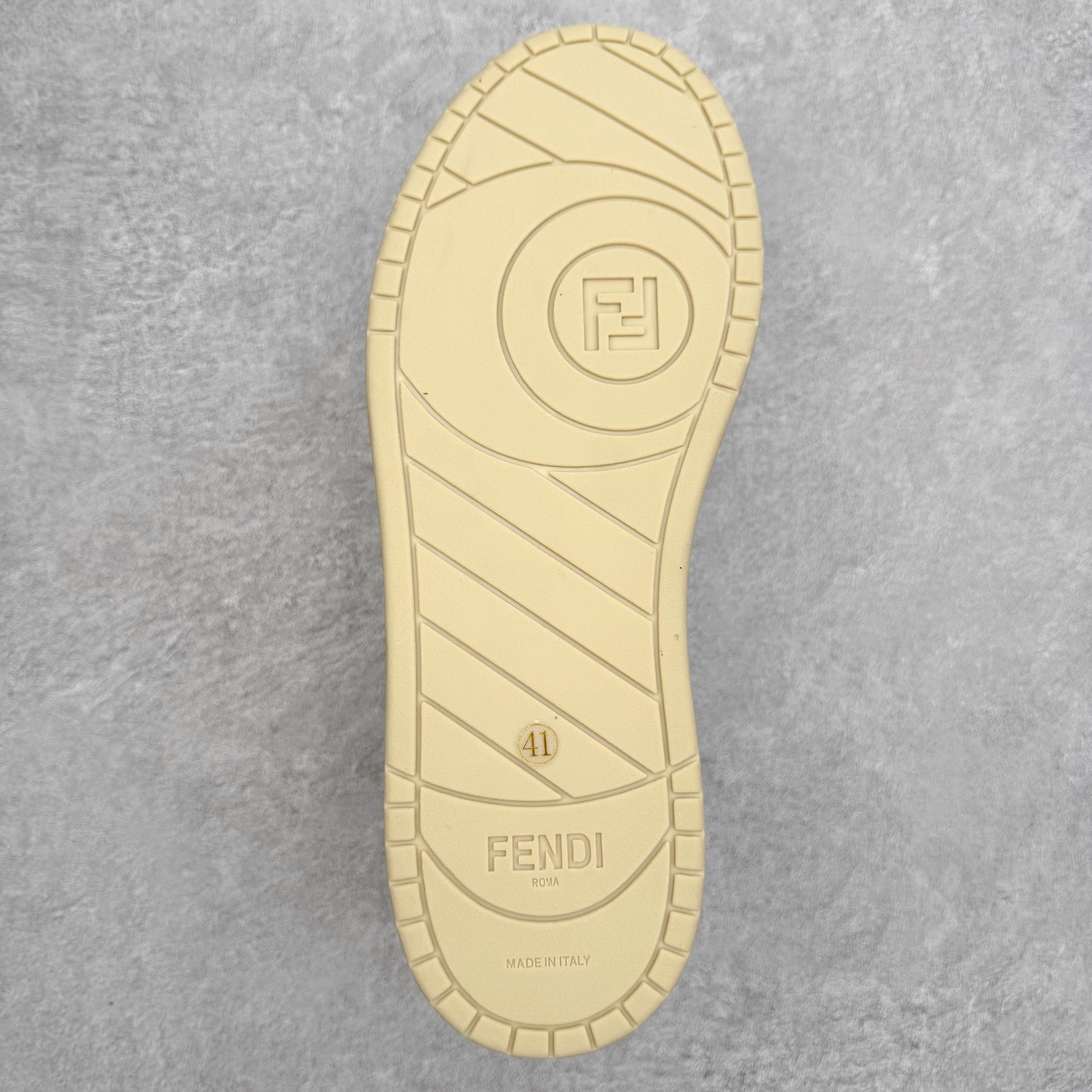 图片[9]-＃S版纯原 FENDI 芬迪 Match sneaters低帮运动鞋 独家定制 全身20几个细节点全部做到一致还原 吊打市面所有版本 独家原装套装配件官方同源 渠道原装订单 全套专柜包装物及配件#鞋底嵌入核心防伪芯片感应装置 FENDI芬迪match最新爆款情侣款运动鞋板鞋原版购入 高工艺无缝细空胶技术 贴楦误差0.05mm,鞋底采用固特异内外锁死工艺 最大限度弯折永不开胶 原鞋一致效果环保无味 鞋面采用麂皮和皮革拼接组合 logo内里采用毛巾绒里 上脚超级柔软 轻便 舒适搭配卫衣 尺码：35 36 37 38 39 40 41 42 43 44 45-选品中心