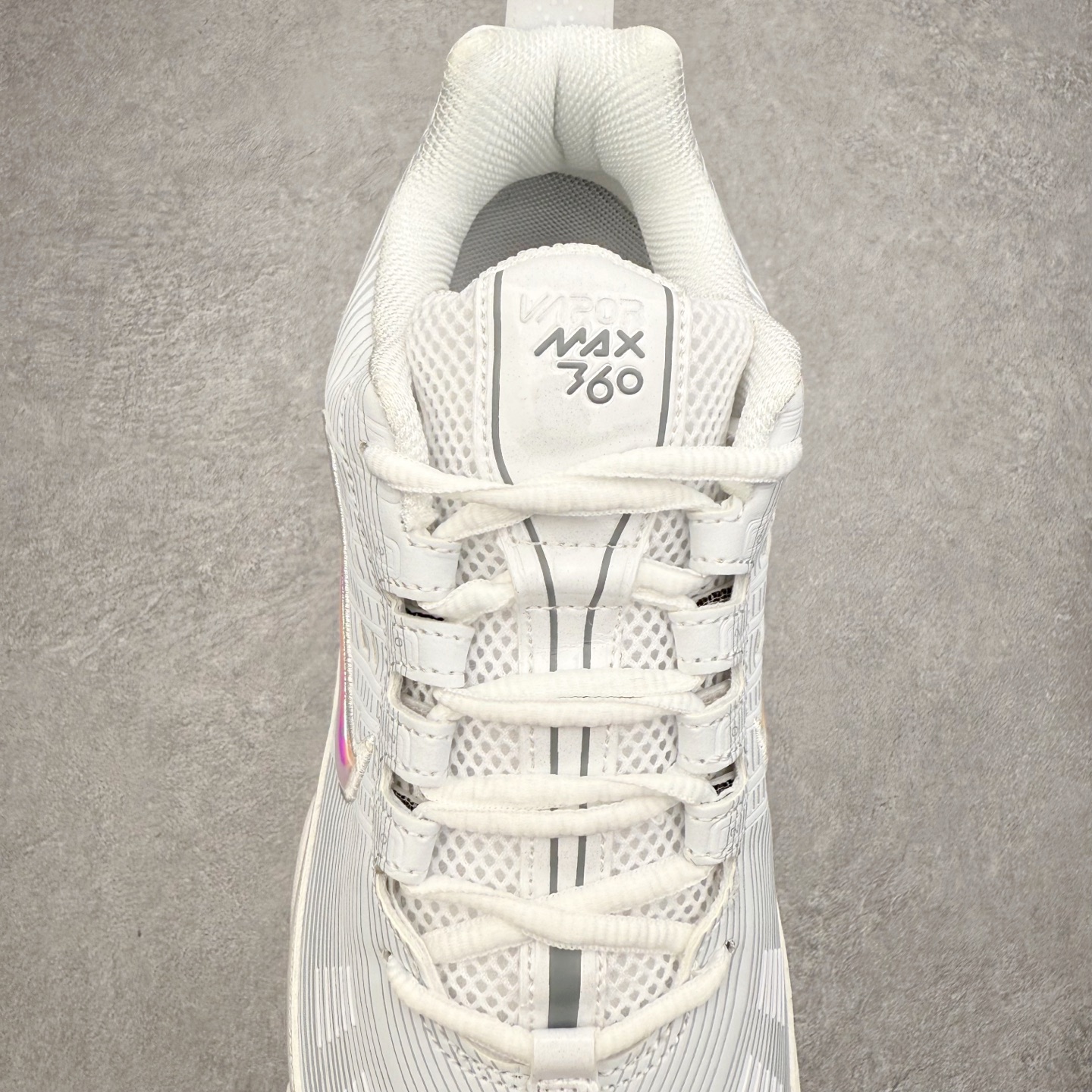 图片[5]-NK Vapormax 360 简约舒适织物低帮气垫休闲跑步鞋 纯白 鞋面依旧延续经典设计，中底则加入了 VaporMax 气垫科技。值得一提的是气垫后跟处带有特殊的支架设计，致敬早期 Air Max 360气垫提高稳定性的后跟支架。实拍调校N版已经零色差零失真 百分百还原实物色彩所见即所得 不存在货不对板色差等低级问题 选购参考实物拍摄 不混卖不参货 只用心做好货严格选品 承诺混一赔十 尺码：36 36.5 37.5 38 38.5 39 40 40.5 41 42 42.5 43 44 44.5 45 46-选品中心