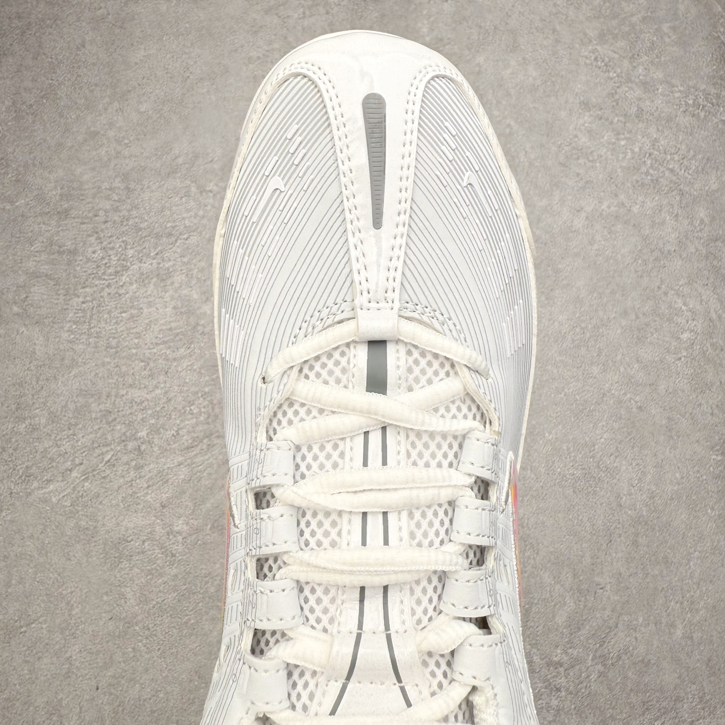 图片[4]-NK Vapormax 360 简约舒适织物低帮气垫休闲跑步鞋 纯白 鞋面依旧延续经典设计，中底则加入了 VaporMax 气垫科技。值得一提的是气垫后跟处带有特殊的支架设计，致敬早期 Air Max 360气垫提高稳定性的后跟支架。实拍调校N版已经零色差零失真 百分百还原实物色彩所见即所得 不存在货不对板色差等低级问题 选购参考实物拍摄 不混卖不参货 只用心做好货严格选品 承诺混一赔十 尺码：36 36.5 37.5 38 38.5 39 40 40.5 41 42 42.5 43 44 44.5 45 46-选品中心