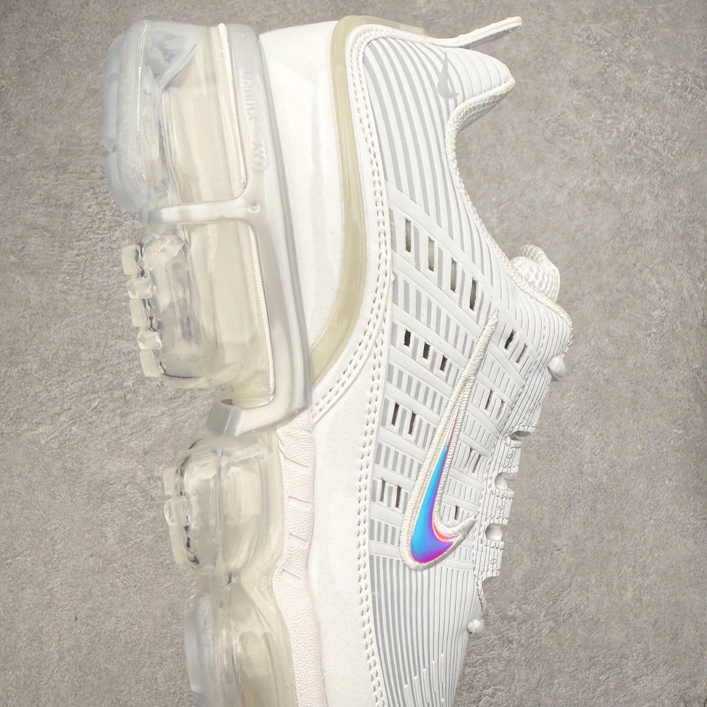 图片[6]-NK Vapormax 360 简约舒适织物低帮气垫休闲跑步鞋 纯白 鞋面依旧延续经典设计，中底则加入了 VaporMax 气垫科技。值得一提的是气垫后跟处带有特殊的支架设计，致敬早期 Air Max 360气垫提高稳定性的后跟支架。实拍调校N版已经零色差零失真 百分百还原实物色彩所见即所得 不存在货不对板色差等低级问题 选购参考实物拍摄 不混卖不参货 只用心做好货严格选品 承诺混一赔十 尺码：36 36.5 37.5 38 38.5 39 40 40.5 41 42 42.5 43 44 44.5 45 46-选品中心