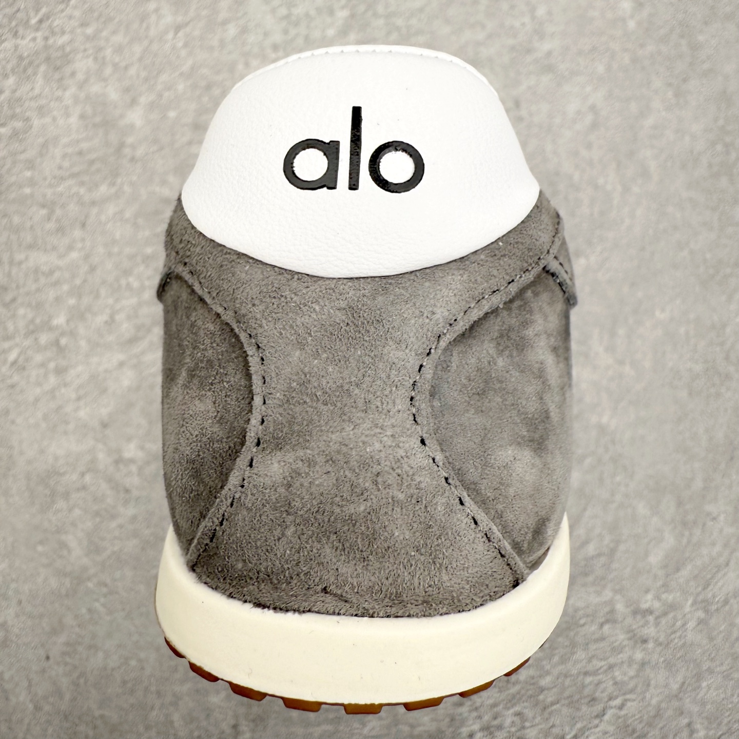 图片[8]-Alo yoga Sunset 舒适生活休闲鞋 男女同款 品牌故事Alo Yoga于2007年创立于洛杉矶，意在传播有意识的运动，同时激发人们的健康识与创造力。品牌的核心理念在于制作能够带来完美体验的瑜伽服饰与功能性单品，让有意识的运动融入并改变生活。Alo Yoga将其设计延伸到日常服饰概念，坚持不懈地捕捉当代时尚潮流，将品牌的运动美学理念、精致前卫的设计与舒适功能面料完美结合。与此同时，Alo Yoga的设计受到了时尚界人士与名人们的追捧，Talor Swift、Kendall Jenner等街拍照片中都曾出现品牌不同单品的身影。实拍调校N版已经零色差零失真 百分百还原实物色彩所见即所得 不存在货不对板色差等低级问题 选购参考实物拍摄 不混卖不参货 只用心做好货严格选品 承诺混一赔十 尺码：36 36.5 37.5 38 38.5 39 40 40.5 41 42 42.5 43 44 44.5 45-选品中心