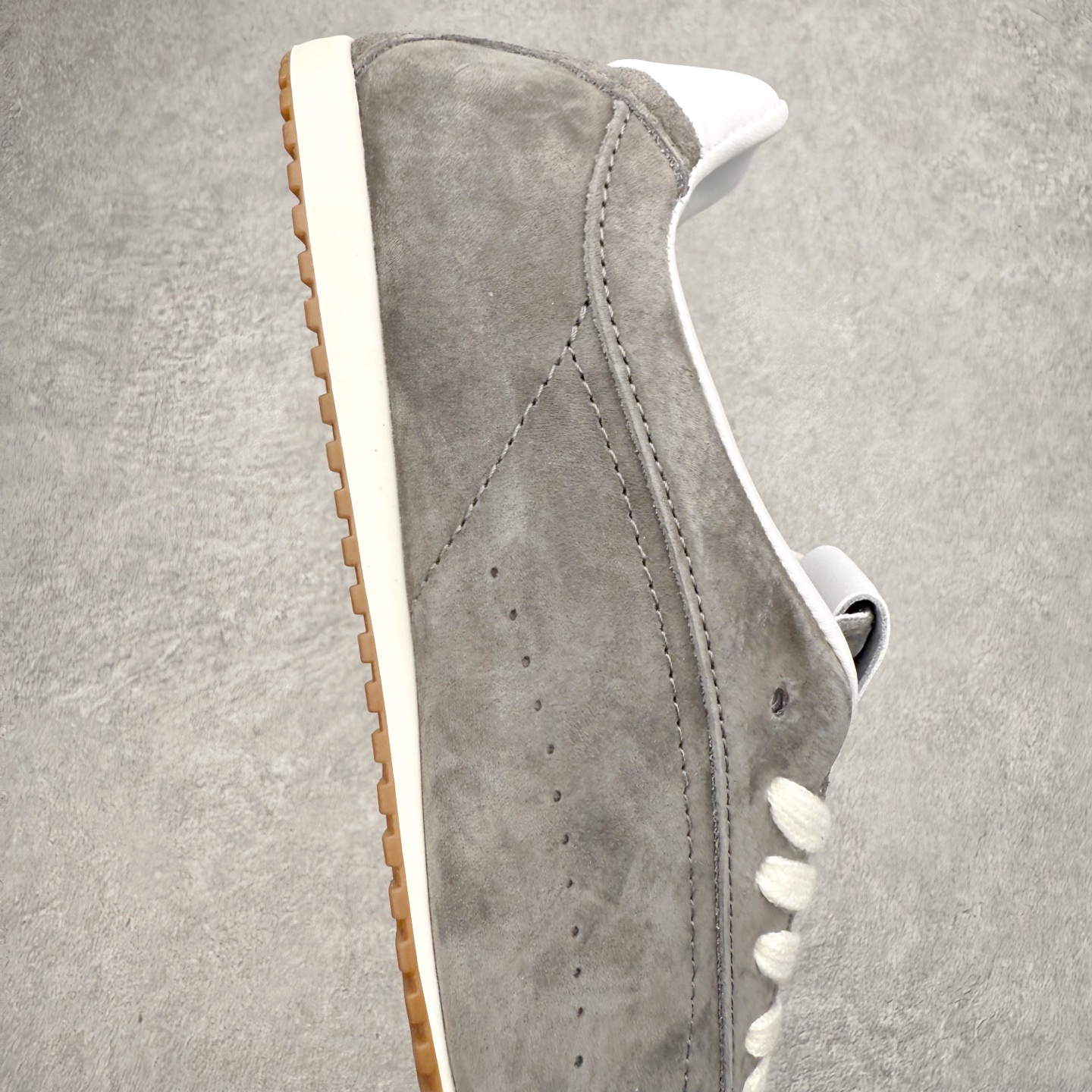 图片[6]-Alo yoga Sunset 舒适生活休闲鞋 男女同款 品牌故事Alo Yoga于2007年创立于洛杉矶，意在传播有意识的运动，同时激发人们的健康识与创造力。品牌的核心理念在于制作能够带来完美体验的瑜伽服饰与功能性单品，让有意识的运动融入并改变生活。Alo Yoga将其设计延伸到日常服饰概念，坚持不懈地捕捉当代时尚潮流，将品牌的运动美学理念、精致前卫的设计与舒适功能面料完美结合。与此同时，Alo Yoga的设计受到了时尚界人士与名人们的追捧，Talor Swift、Kendall Jenner等街拍照片中都曾出现品牌不同单品的身影。实拍调校N版已经零色差零失真 百分百还原实物色彩所见即所得 不存在货不对板色差等低级问题 选购参考实物拍摄 不混卖不参货 只用心做好货严格选品 承诺混一赔十 尺码：36 36.5 37.5 38 38.5 39 40 40.5 41 42 42.5 43 44 44.5 45-选品中心