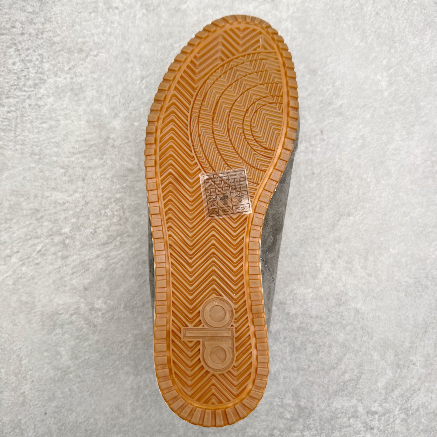 图片[9]-Alo yoga Sunset 舒适生活休闲鞋 男女同款 品牌故事Alo Yoga于2007年创立于洛杉矶，意在传播有意识的运动，同时激发人们的健康识与创造力。品牌的核心理念在于制作能够带来完美体验的瑜伽服饰与功能性单品，让有意识的运动融入并改变生活。Alo Yoga将其设计延伸到日常服饰概念，坚持不懈地捕捉当代时尚潮流，将品牌的运动美学理念、精致前卫的设计与舒适功能面料完美结合。与此同时，Alo Yoga的设计受到了时尚界人士与名人们的追捧，Talor Swift、Kendall Jenner等街拍照片中都曾出现品牌不同单品的身影。实拍调校N版已经零色差零失真 百分百还原实物色彩所见即所得 不存在货不对板色差等低级问题 选购参考实物拍摄 不混卖不参货 只用心做好货严格选品 承诺混一赔十 尺码：36 36.5 37.5 38 38.5 39 40 40.5 41 42 42.5 43 44 44.5 45-选品中心