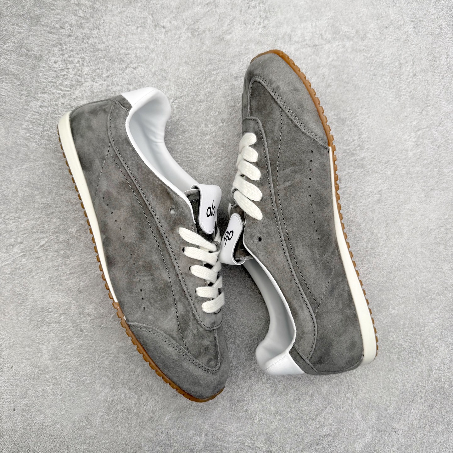 图片[3]-Alo yoga Sunset 舒适生活休闲鞋 男女同款 品牌故事Alo Yoga于2007年创立于洛杉矶，意在传播有意识的运动，同时激发人们的健康识与创造力。品牌的核心理念在于制作能够带来完美体验的瑜伽服饰与功能性单品，让有意识的运动融入并改变生活。Alo Yoga将其设计延伸到日常服饰概念，坚持不懈地捕捉当代时尚潮流，将品牌的运动美学理念、精致前卫的设计与舒适功能面料完美结合。与此同时，Alo Yoga的设计受到了时尚界人士与名人们的追捧，Talor Swift、Kendall Jenner等街拍照片中都曾出现品牌不同单品的身影。实拍调校N版已经零色差零失真 百分百还原实物色彩所见即所得 不存在货不对板色差等低级问题 选购参考实物拍摄 不混卖不参货 只用心做好货严格选品 承诺混一赔十 尺码：36 36.5 37.5 38 38.5 39 40 40.5 41 42 42.5 43 44 44.5 45-选品中心