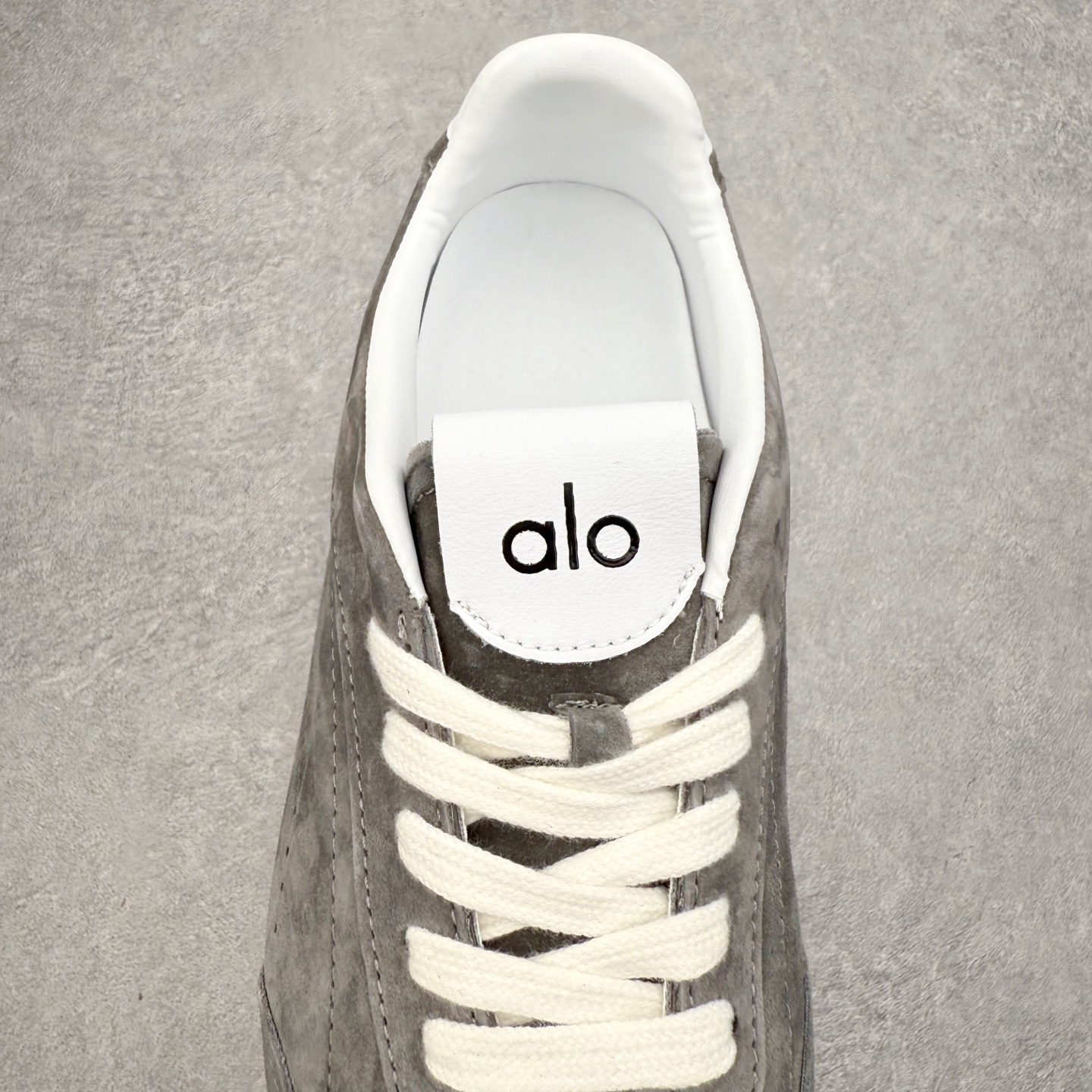 图片[5]-Alo yoga Sunset 舒适生活休闲鞋 男女同款 品牌故事Alo Yoga于2007年创立于洛杉矶，意在传播有意识的运动，同时激发人们的健康识与创造力。品牌的核心理念在于制作能够带来完美体验的瑜伽服饰与功能性单品，让有意识的运动融入并改变生活。Alo Yoga将其设计延伸到日常服饰概念，坚持不懈地捕捉当代时尚潮流，将品牌的运动美学理念、精致前卫的设计与舒适功能面料完美结合。与此同时，Alo Yoga的设计受到了时尚界人士与名人们的追捧，Talor Swift、Kendall Jenner等街拍照片中都曾出现品牌不同单品的身影。实拍调校N版已经零色差零失真 百分百还原实物色彩所见即所得 不存在货不对板色差等低级问题 选购参考实物拍摄 不混卖不参货 只用心做好货严格选品 承诺混一赔十 尺码：36 36.5 37.5 38 38.5 39 40 40.5 41 42 42.5 43 44 44.5 45-选品中心