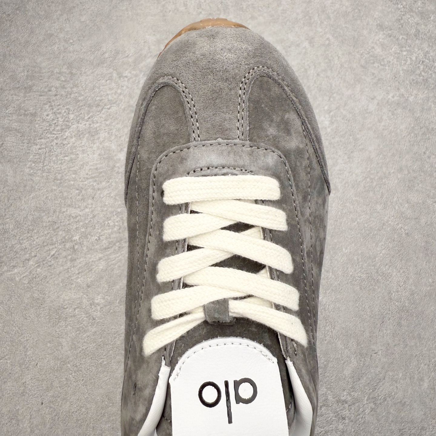 图片[4]-Alo yoga Sunset 舒适生活休闲鞋 男女同款 品牌故事Alo Yoga于2007年创立于洛杉矶，意在传播有意识的运动，同时激发人们的健康识与创造力。品牌的核心理念在于制作能够带来完美体验的瑜伽服饰与功能性单品，让有意识的运动融入并改变生活。Alo Yoga将其设计延伸到日常服饰概念，坚持不懈地捕捉当代时尚潮流，将品牌的运动美学理念、精致前卫的设计与舒适功能面料完美结合。与此同时，Alo Yoga的设计受到了时尚界人士与名人们的追捧，Talor Swift、Kendall Jenner等街拍照片中都曾出现品牌不同单品的身影。实拍调校N版已经零色差零失真 百分百还原实物色彩所见即所得 不存在货不对板色差等低级问题 选购参考实物拍摄 不混卖不参货 只用心做好货严格选品 承诺混一赔十 尺码：36 36.5 37.5 38 38.5 39 40 40.5 41 42 42.5 43 44 44.5 45-选品中心