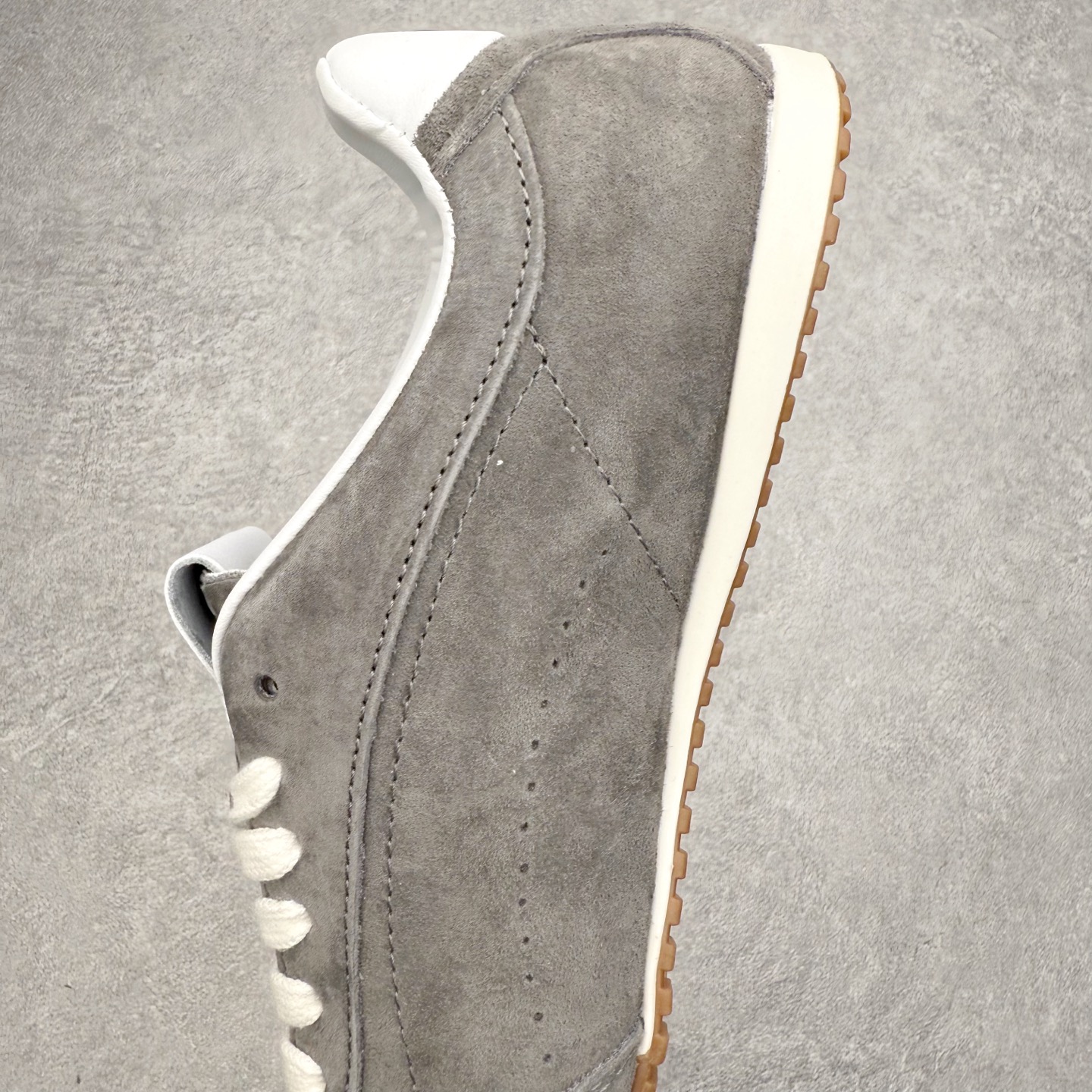 图片[7]-Alo yoga Sunset 舒适生活休闲鞋 男女同款 品牌故事Alo Yoga于2007年创立于洛杉矶，意在传播有意识的运动，同时激发人们的健康识与创造力。品牌的核心理念在于制作能够带来完美体验的瑜伽服饰与功能性单品，让有意识的运动融入并改变生活。Alo Yoga将其设计延伸到日常服饰概念，坚持不懈地捕捉当代时尚潮流，将品牌的运动美学理念、精致前卫的设计与舒适功能面料完美结合。与此同时，Alo Yoga的设计受到了时尚界人士与名人们的追捧，Talor Swift、Kendall Jenner等街拍照片中都曾出现品牌不同单品的身影。实拍调校N版已经零色差零失真 百分百还原实物色彩所见即所得 不存在货不对板色差等低级问题 选购参考实物拍摄 不混卖不参货 只用心做好货严格选品 承诺混一赔十 尺码：36 36.5 37.5 38 38.5 39 40 40.5 41 42 42.5 43 44 44.5 45-选品中心