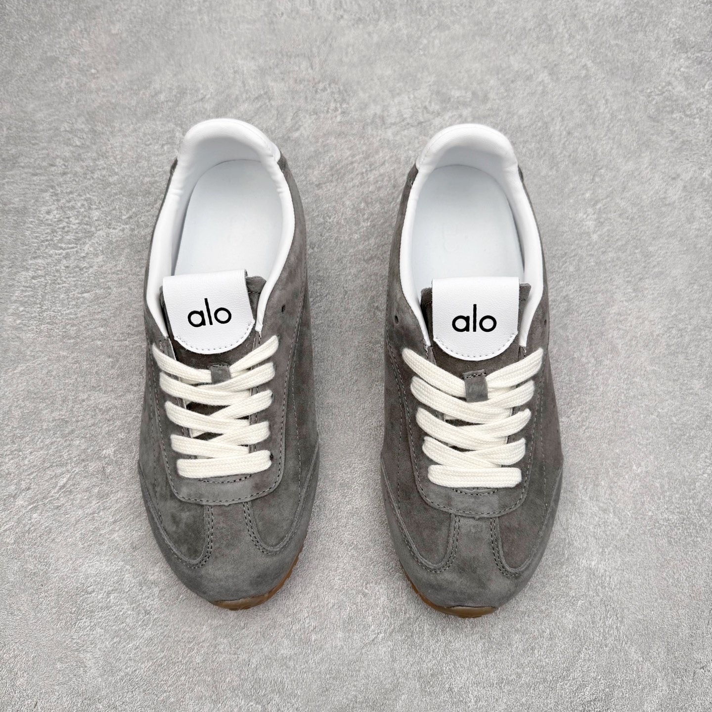 图片[2]-Alo yoga Sunset 舒适生活休闲鞋 男女同款 品牌故事Alo Yoga于2007年创立于洛杉矶，意在传播有意识的运动，同时激发人们的健康识与创造力。品牌的核心理念在于制作能够带来完美体验的瑜伽服饰与功能性单品，让有意识的运动融入并改变生活。Alo Yoga将其设计延伸到日常服饰概念，坚持不懈地捕捉当代时尚潮流，将品牌的运动美学理念、精致前卫的设计与舒适功能面料完美结合。与此同时，Alo Yoga的设计受到了时尚界人士与名人们的追捧，Talor Swift、Kendall Jenner等街拍照片中都曾出现品牌不同单品的身影。实拍调校N版已经零色差零失真 百分百还原实物色彩所见即所得 不存在货不对板色差等低级问题 选购参考实物拍摄 不混卖不参货 只用心做好货严格选品 承诺混一赔十 尺码：36 36.5 37.5 38 38.5 39 40 40.5 41 42 42.5 43 44 44.5 45-选品中心