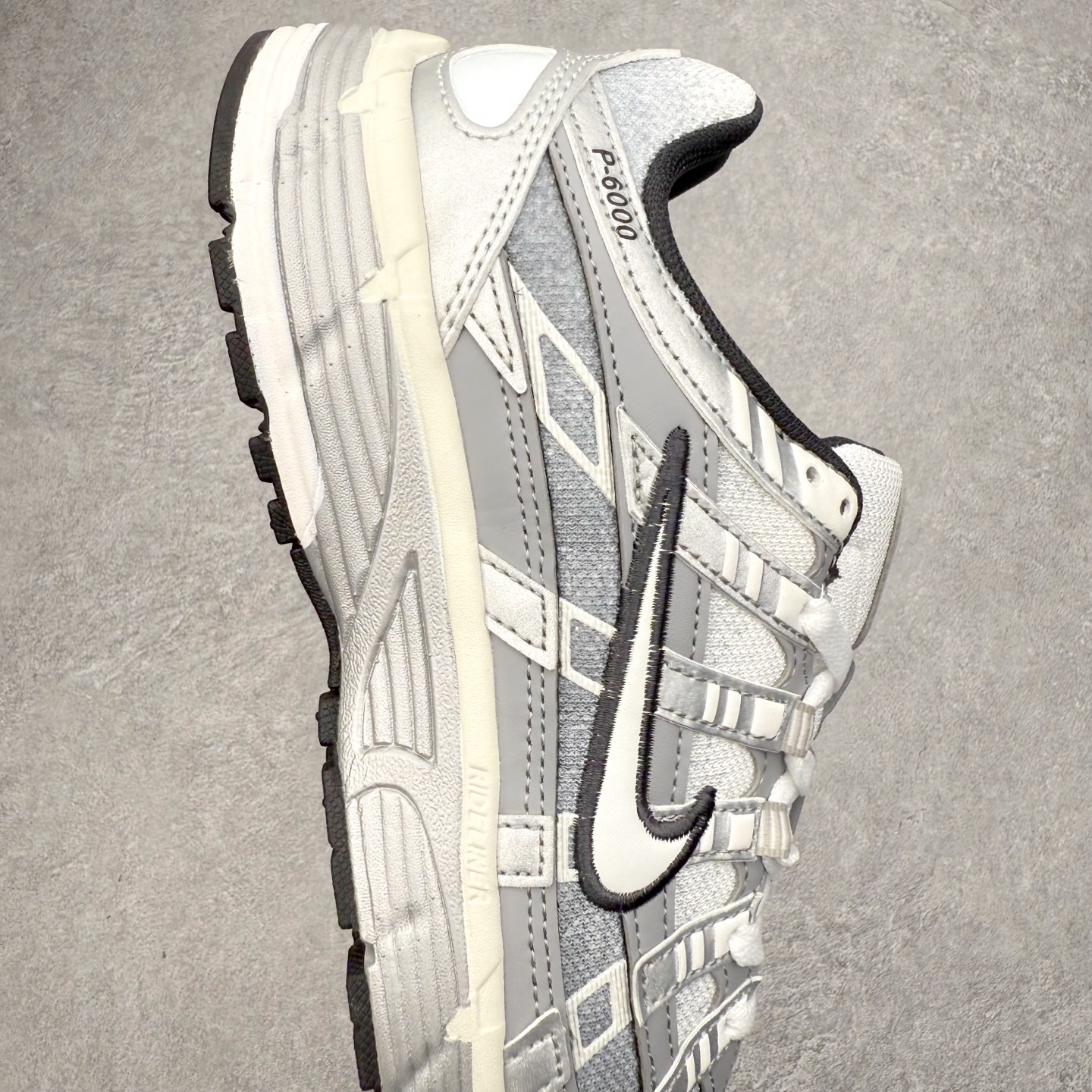 图片[6]-NK P-6000 系列低帮复古老爹风休闲运动舒适慢跑鞋 IH4465-095 融合 Pegasus 过往运动鞋设计 助力 21 世纪早期跑步运动跃升时尚新高度 采用透气网眼布、运动风格线条和耐穿覆面 兼具吸睛外观和舒适感受 中底泡绵以田径赛道为灵感 打造厚实设计 缔造出众缓震性能 尺码：36 36.5 37.5 38 38.5 39 40 40.5 41 42 42.5 43 44 44.5 45-选品中心