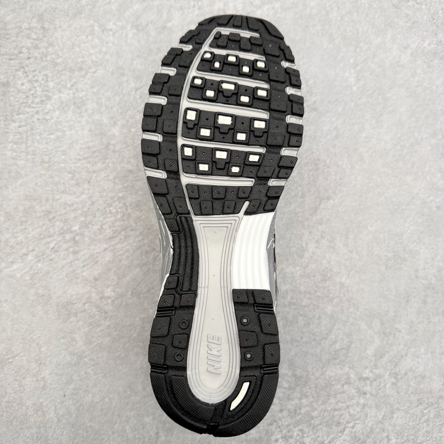 图片[9]-NK P-6000 系列低帮复古老爹风休闲运动舒适慢跑鞋 IH4465-095 融合 Pegasus 过往运动鞋设计 助力 21 世纪早期跑步运动跃升时尚新高度 采用透气网眼布、运动风格线条和耐穿覆面 兼具吸睛外观和舒适感受 中底泡绵以田径赛道为灵感 打造厚实设计 缔造出众缓震性能 尺码：36 36.5 37.5 38 38.5 39 40 40.5 41 42 42.5 43 44 44.5 45-选品中心