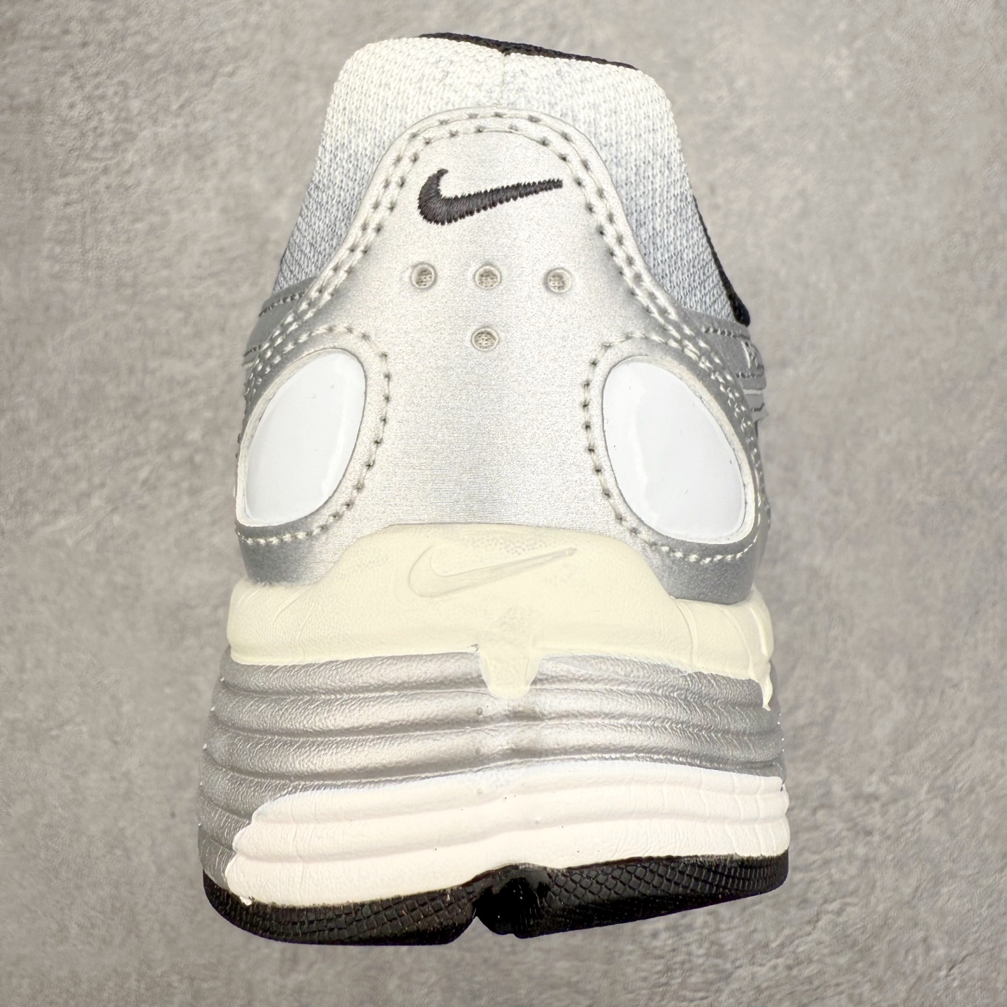 图片[8]-NK P-6000 系列低帮复古老爹风休闲运动舒适慢跑鞋 IH4465-095 融合 Pegasus 过往运动鞋设计 助力 21 世纪早期跑步运动跃升时尚新高度 采用透气网眼布、运动风格线条和耐穿覆面 兼具吸睛外观和舒适感受 中底泡绵以田径赛道为灵感 打造厚实设计 缔造出众缓震性能 尺码：36 36.5 37.5 38 38.5 39 40 40.5 41 42 42.5 43 44 44.5 45-选品中心