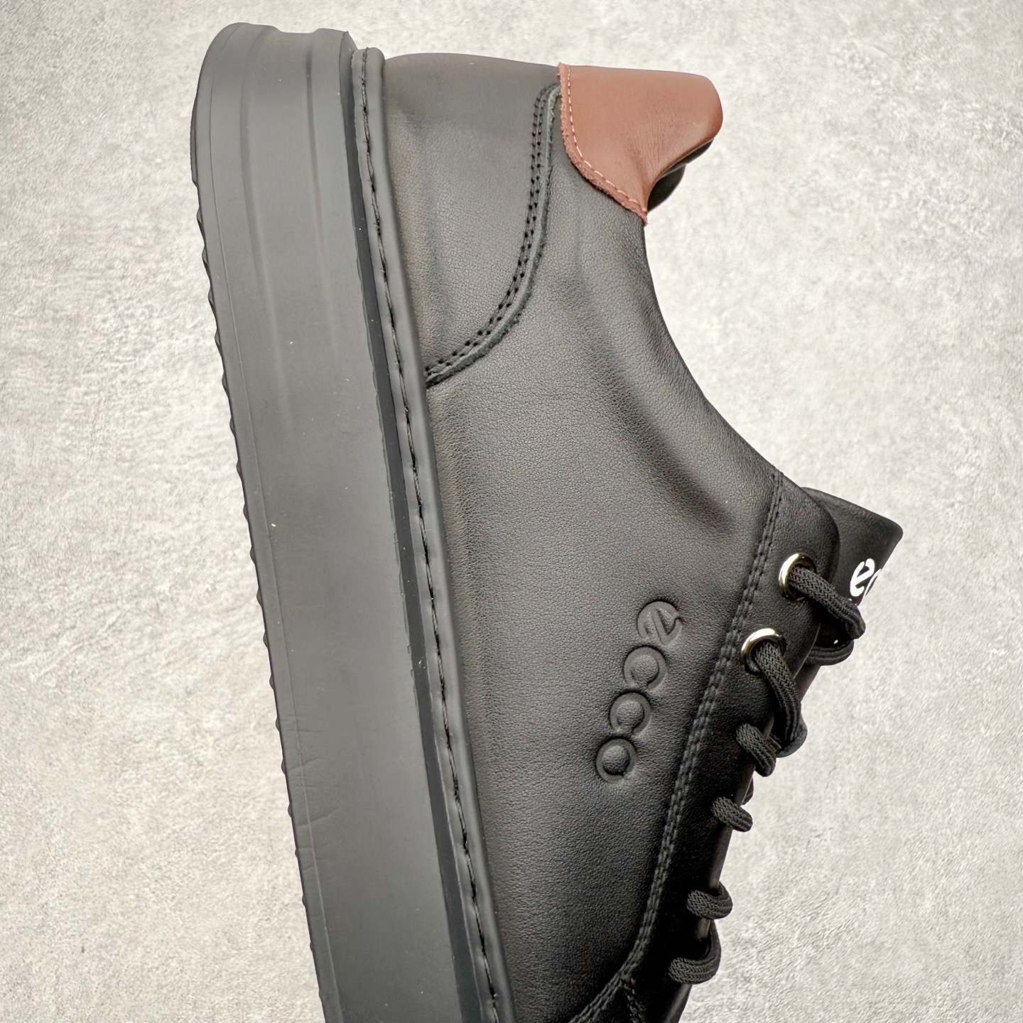 图片[6]-ECCO爱步男士休闲小白鞋 简单耐看清爽版型 百搭休闲板鞋 柔酷7号系列 鞋面采用进口小牛皮+透气头层猪皮内里 时尚个性 出街有型 简约系带设计 可自由调节松紧 鞋底采用高端顶级TPR环保科技材料 磨具贴合鞋底给你不一样的缓力性能 舒适 增强运动性 高端大气时尚不失稳重 休闲百搭 简约利落 尺码：38 39 40 41 42 43 44（皮鞋码）-选品中心