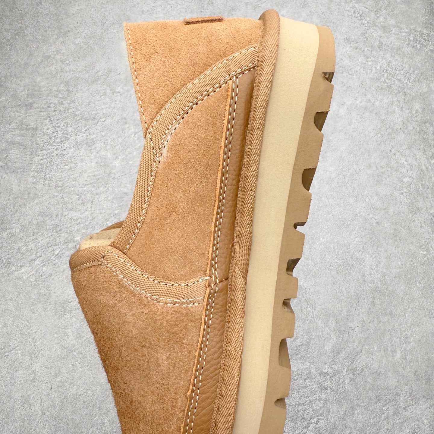 图片[7]-UGG Hayden 8354 秋冬羊皮毛一体雪地靴 全鞋采用ZP同厂 隆丰A级澳洲进口羊皮毛一体 品牌代工厂生产线 完全遵循ZP工艺流程 代工厂原厂版师 秉承无原鞋不开发选择 注重每一处细节 市面最正版型 TREADLITE\\\”轻翼\\\”科技外底 轻便/耐用/柔韧/桩型【售后郑重承诺】一个月内若出现重大脱胶/断底等质量问题 直接为您换新！尺码：35 36 37 38 39 40-选品中心