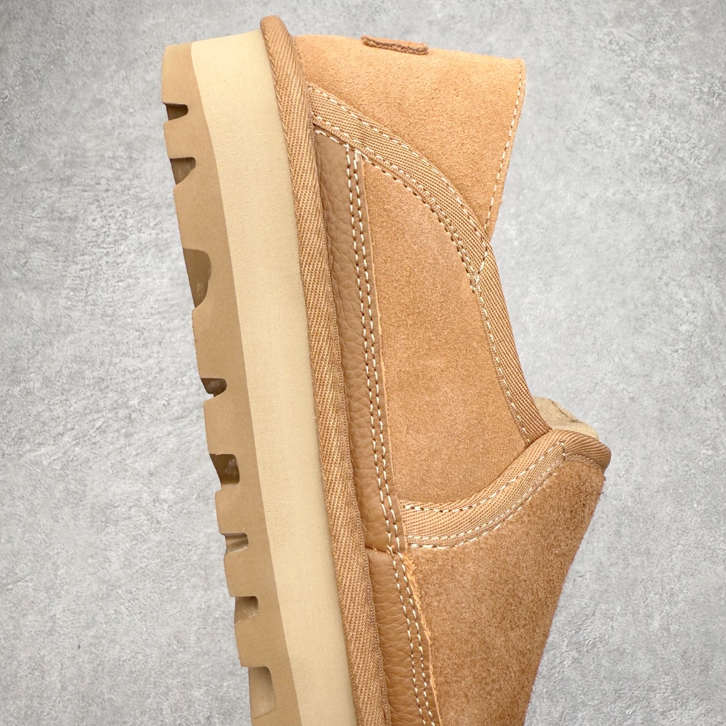 图片[6]-UGG Hayden 8354 秋冬羊皮毛一体雪地靴 全鞋采用ZP同厂 隆丰A级澳洲进口羊皮毛一体 品牌代工厂生产线 完全遵循ZP工艺流程 代工厂原厂版师 秉承无原鞋不开发选择 注重每一处细节 市面最正版型 TREADLITE\\\”轻翼\\\”科技外底 轻便/耐用/柔韧/桩型【售后郑重承诺】一个月内若出现重大脱胶/断底等质量问题 直接为您换新！尺码：35 36 37 38 39 40-选品中心