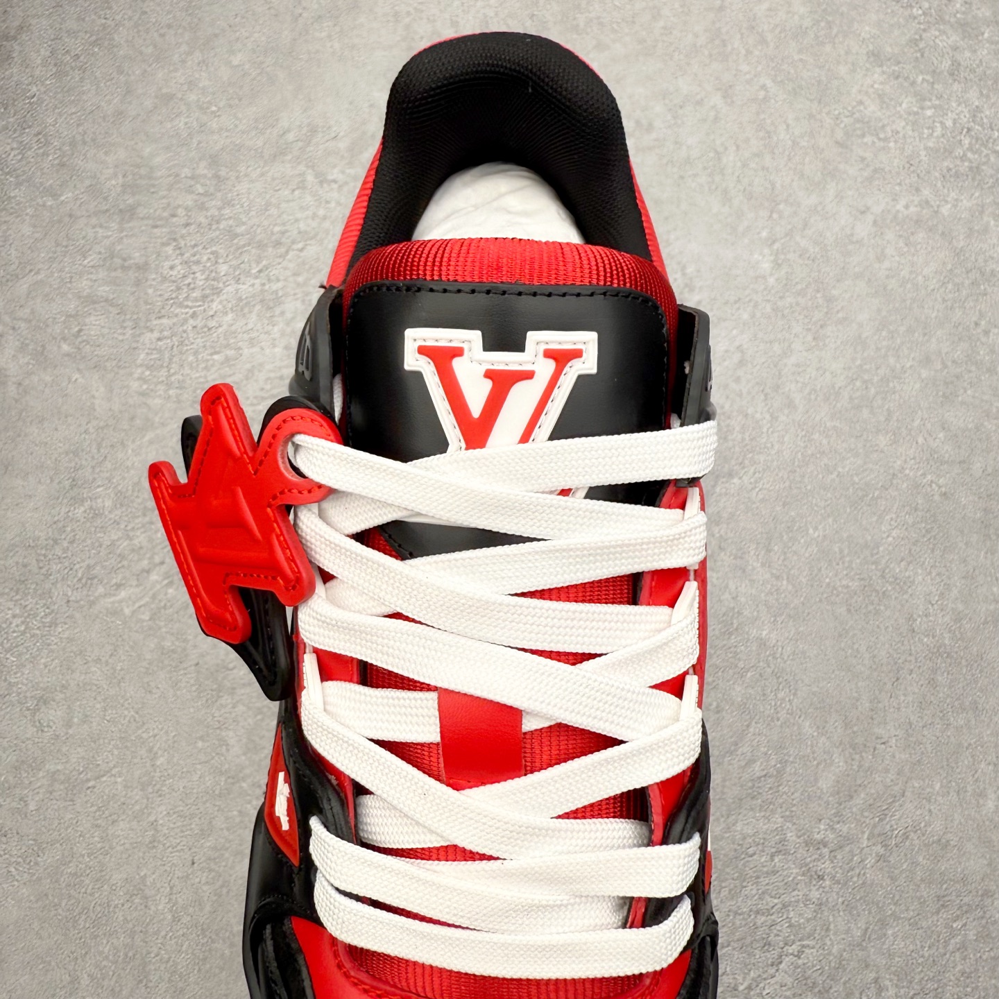 图片[5]-Louis Vuitton Trainer lv时装走秀运动鞋 完美鞋型超高的清洁度 零毛边线头瑕疵 全套原楦原纸版原鞋开模 全网最具灵魂的版型 正确原装黄色鞋盒 正确中底印花 鞋面印花3D高频深度立体 全鞋电脑针车 紧密相连 针距密度一致 环保乳胶注塑鞋垫 厚度脚感还原原版 皮面裁剪部位 统一油边封口工艺 原装橡胶大底含胶量大底组合零偏差 专柜全套包装 防尘袋 说明书 质保卡 男女鞋 尺码：35 36 37 38 39 40 41 42 43 44 45-选品中心