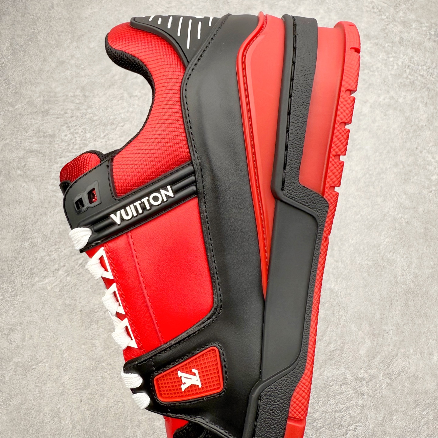 图片[7]-Louis Vuitton Trainer lv时装走秀运动鞋 完美鞋型超高的清洁度 零毛边线头瑕疵 全套原楦原纸版原鞋开模 全网最具灵魂的版型 正确原装黄色鞋盒 正确中底印花 鞋面印花3D高频深度立体 全鞋电脑针车 紧密相连 针距密度一致 环保乳胶注塑鞋垫 厚度脚感还原原版 皮面裁剪部位 统一油边封口工艺 原装橡胶大底含胶量大底组合零偏差 专柜全套包装 防尘袋 说明书 质保卡 男女鞋 尺码：35 36 37 38 39 40 41 42 43 44 45-选品中心