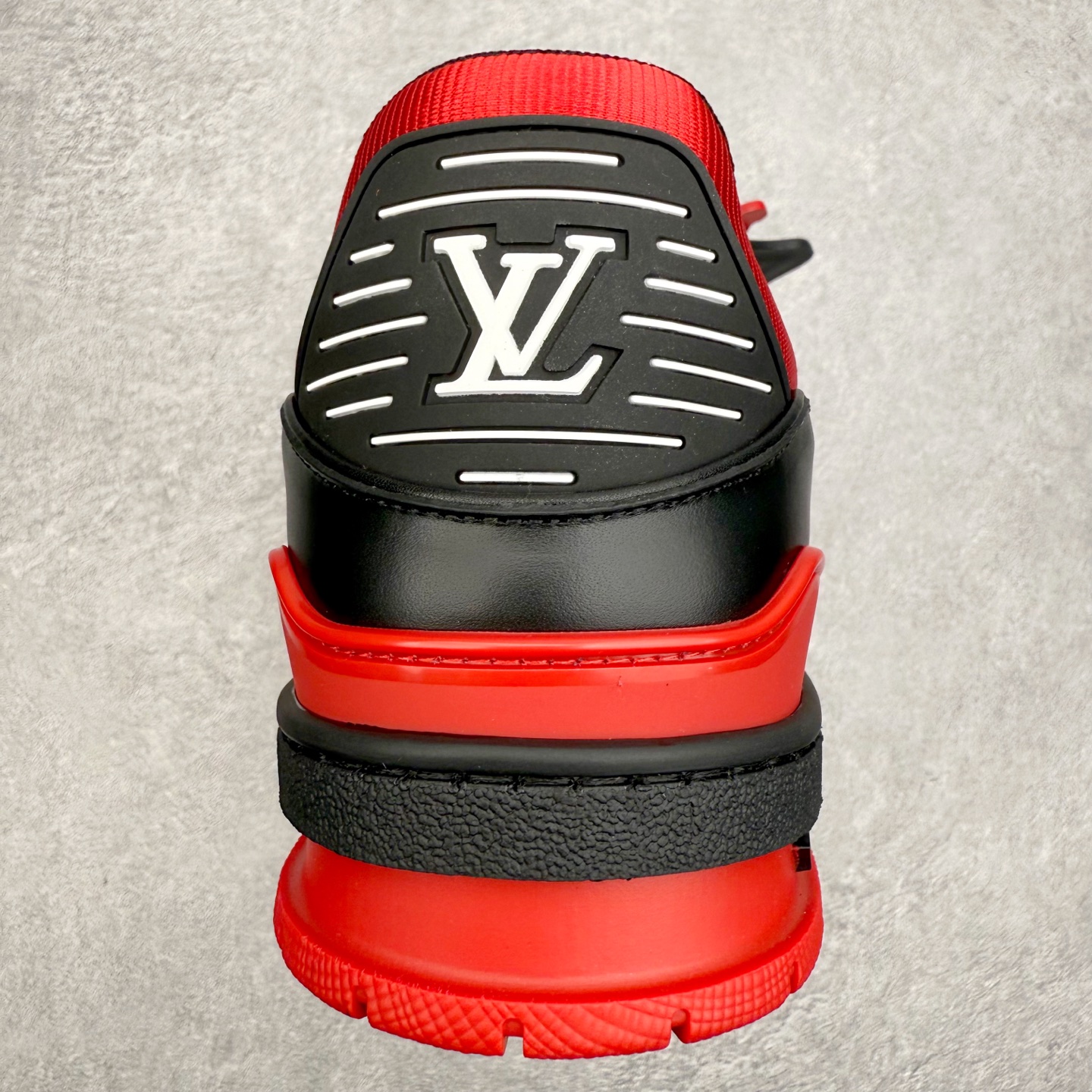 图片[8]-Louis Vuitton Trainer lv时装走秀运动鞋 完美鞋型超高的清洁度 零毛边线头瑕疵 全套原楦原纸版原鞋开模 全网最具灵魂的版型 正确原装黄色鞋盒 正确中底印花 鞋面印花3D高频深度立体 全鞋电脑针车 紧密相连 针距密度一致 环保乳胶注塑鞋垫 厚度脚感还原原版 皮面裁剪部位 统一油边封口工艺 原装橡胶大底含胶量大底组合零偏差 专柜全套包装 防尘袋 说明书 质保卡 男女鞋 尺码：35 36 37 38 39 40 41 42 43 44 45-选品中心