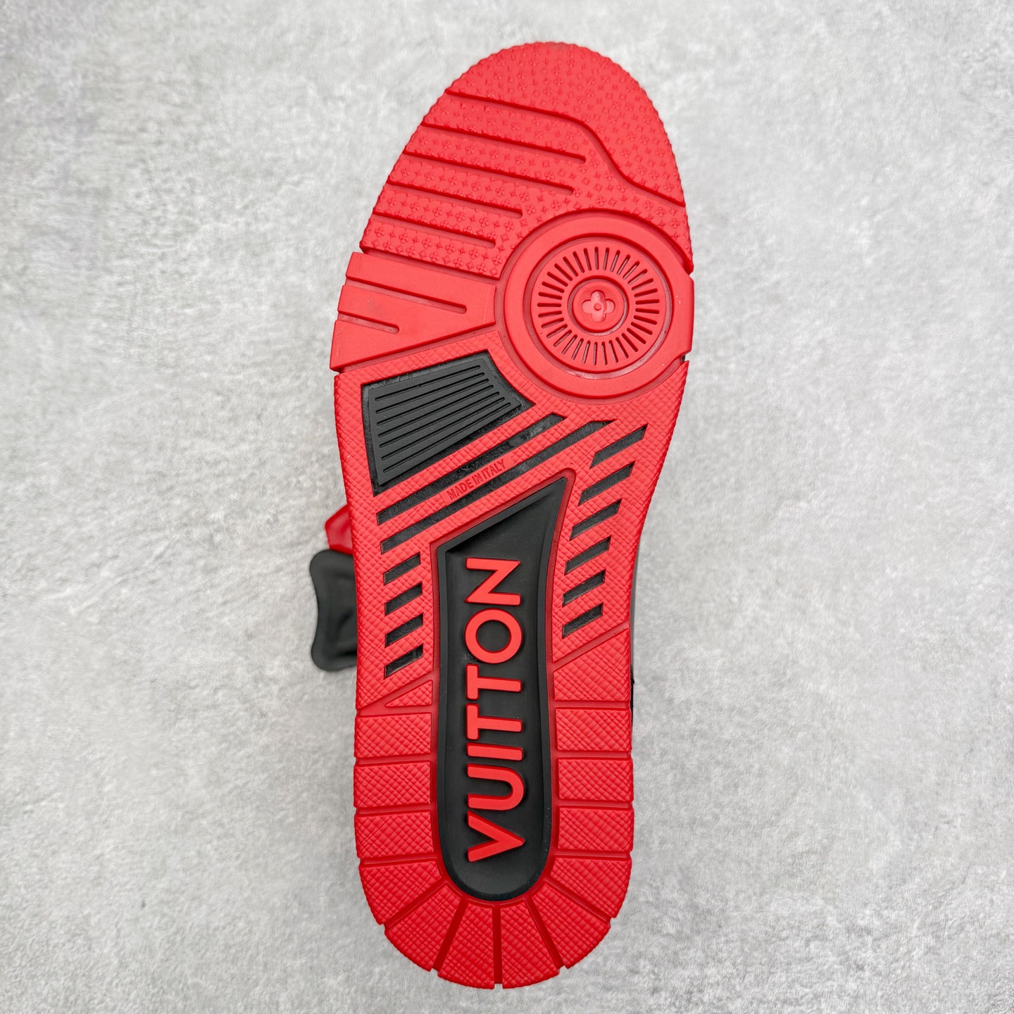 图片[9]-Louis Vuitton Trainer lv时装走秀运动鞋 完美鞋型超高的清洁度 零毛边线头瑕疵 全套原楦原纸版原鞋开模 全网最具灵魂的版型 正确原装黄色鞋盒 正确中底印花 鞋面印花3D高频深度立体 全鞋电脑针车 紧密相连 针距密度一致 环保乳胶注塑鞋垫 厚度脚感还原原版 皮面裁剪部位 统一油边封口工艺 原装橡胶大底含胶量大底组合零偏差 专柜全套包装 防尘袋 说明书 质保卡 男女鞋 尺码：35 36 37 38 39 40 41 42 43 44 45-选品中心