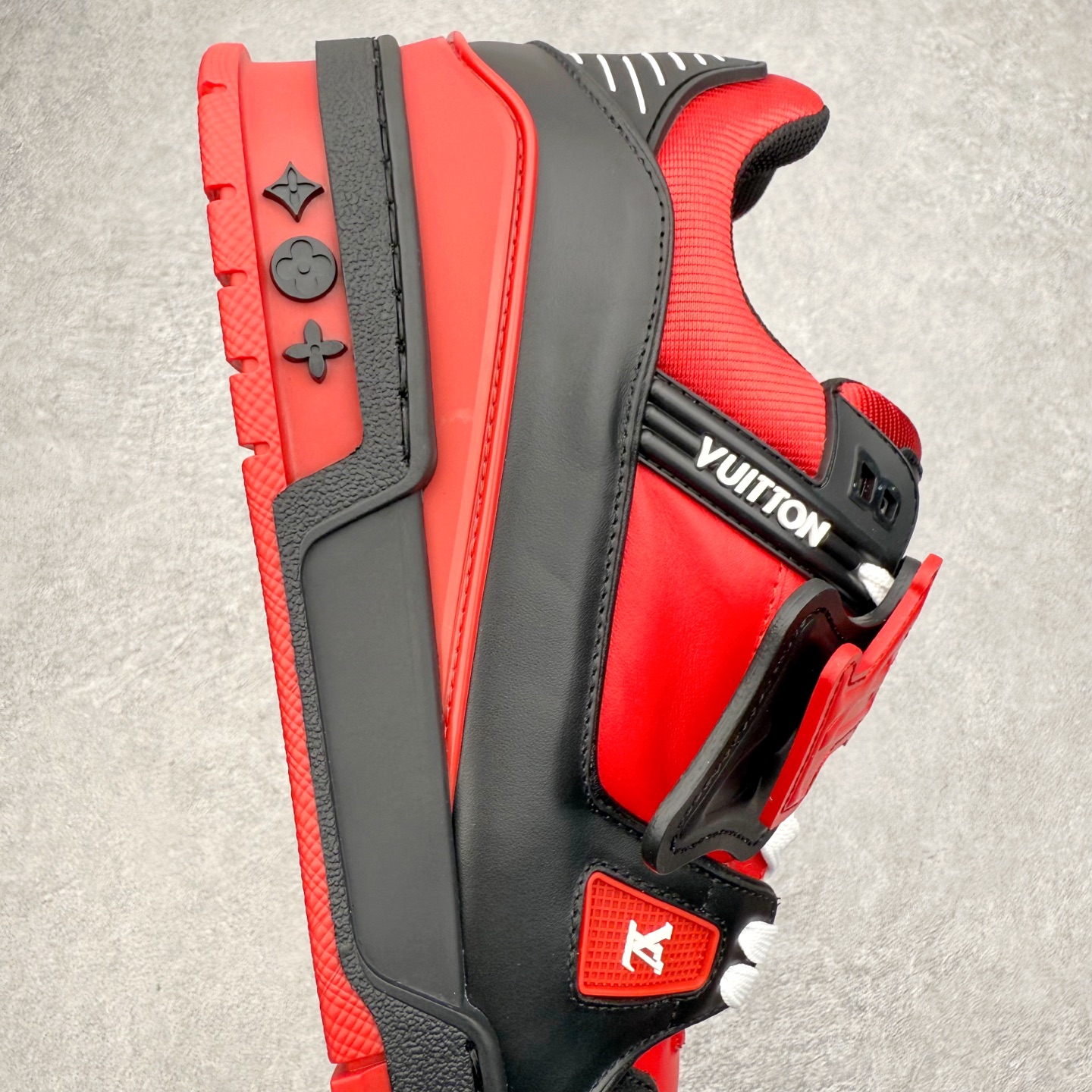 图片[6]-Louis Vuitton Trainer lv时装走秀运动鞋 完美鞋型超高的清洁度 零毛边线头瑕疵 全套原楦原纸版原鞋开模 全网最具灵魂的版型 正确原装黄色鞋盒 正确中底印花 鞋面印花3D高频深度立体 全鞋电脑针车 紧密相连 针距密度一致 环保乳胶注塑鞋垫 厚度脚感还原原版 皮面裁剪部位 统一油边封口工艺 原装橡胶大底含胶量大底组合零偏差 专柜全套包装 防尘袋 说明书 质保卡 男女鞋 尺码：35 36 37 38 39 40 41 42 43 44 45-选品中心