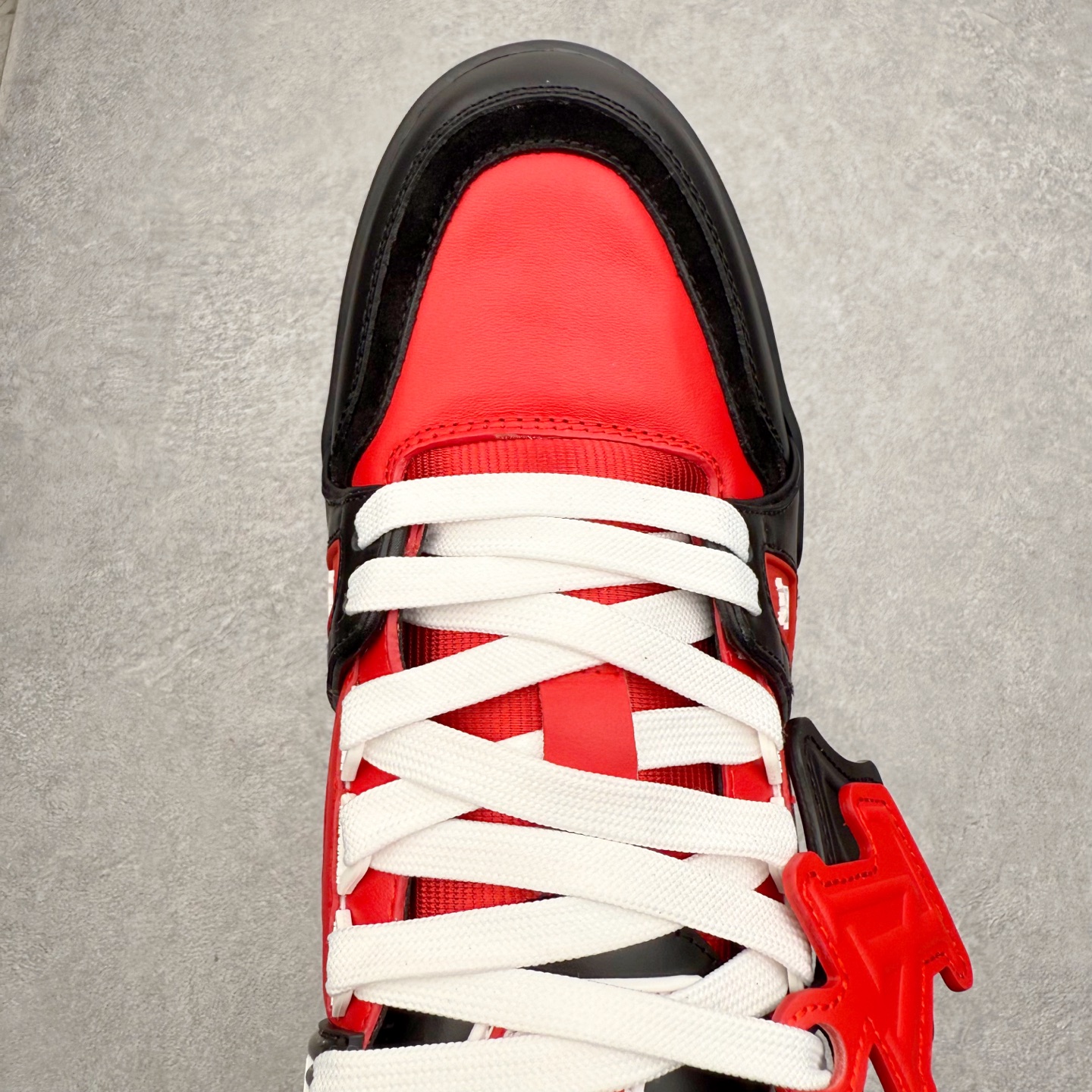 图片[4]-Louis Vuitton Trainer lv时装走秀运动鞋 完美鞋型超高的清洁度 零毛边线头瑕疵 全套原楦原纸版原鞋开模 全网最具灵魂的版型 正确原装黄色鞋盒 正确中底印花 鞋面印花3D高频深度立体 全鞋电脑针车 紧密相连 针距密度一致 环保乳胶注塑鞋垫 厚度脚感还原原版 皮面裁剪部位 统一油边封口工艺 原装橡胶大底含胶量大底组合零偏差 专柜全套包装 防尘袋 说明书 质保卡 男女鞋 尺码：35 36 37 38 39 40 41 42 43 44 45-选品中心