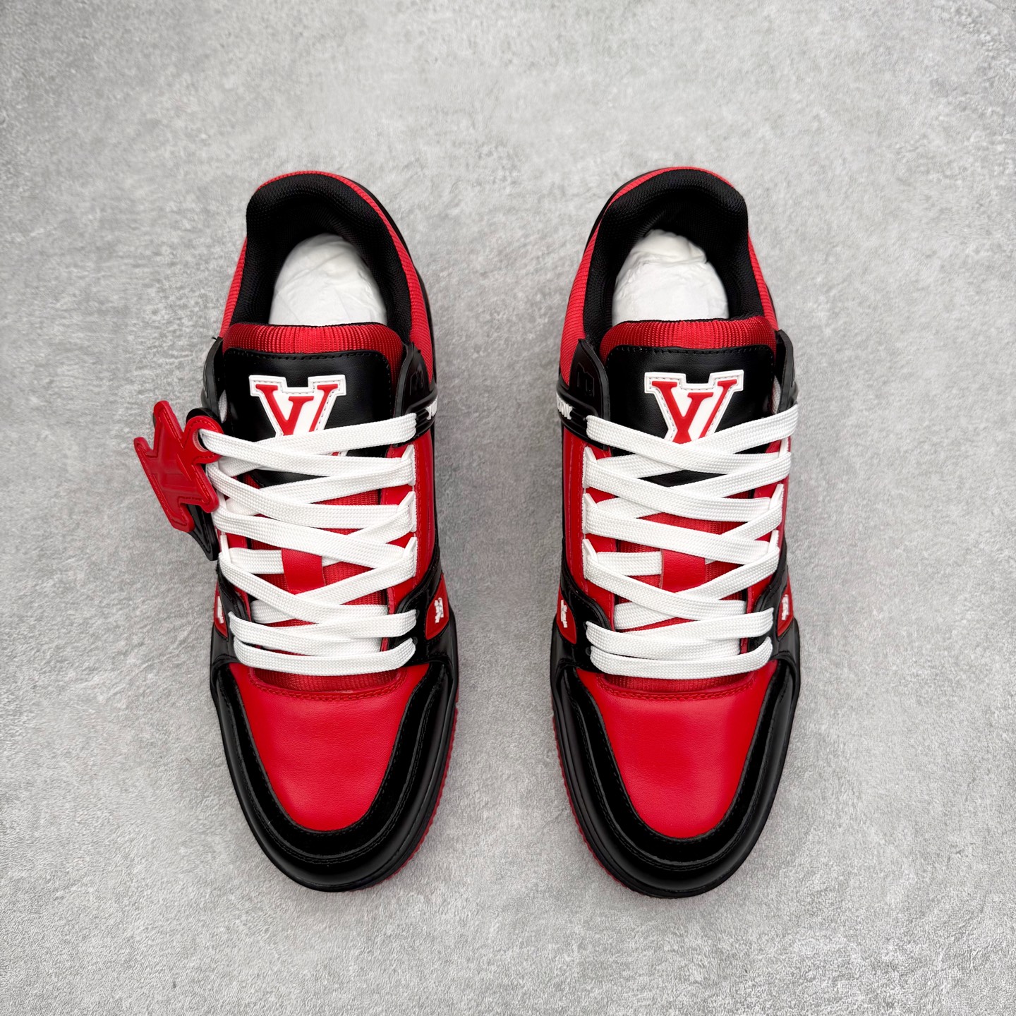 图片[2]-Louis Vuitton Trainer lv时装走秀运动鞋 完美鞋型超高的清洁度 零毛边线头瑕疵 全套原楦原纸版原鞋开模 全网最具灵魂的版型 正确原装黄色鞋盒 正确中底印花 鞋面印花3D高频深度立体 全鞋电脑针车 紧密相连 针距密度一致 环保乳胶注塑鞋垫 厚度脚感还原原版 皮面裁剪部位 统一油边封口工艺 原装橡胶大底含胶量大底组合零偏差 专柜全套包装 防尘袋 说明书 质保卡 男女鞋 尺码：35 36 37 38 39 40 41 42 43 44 45-选品中心