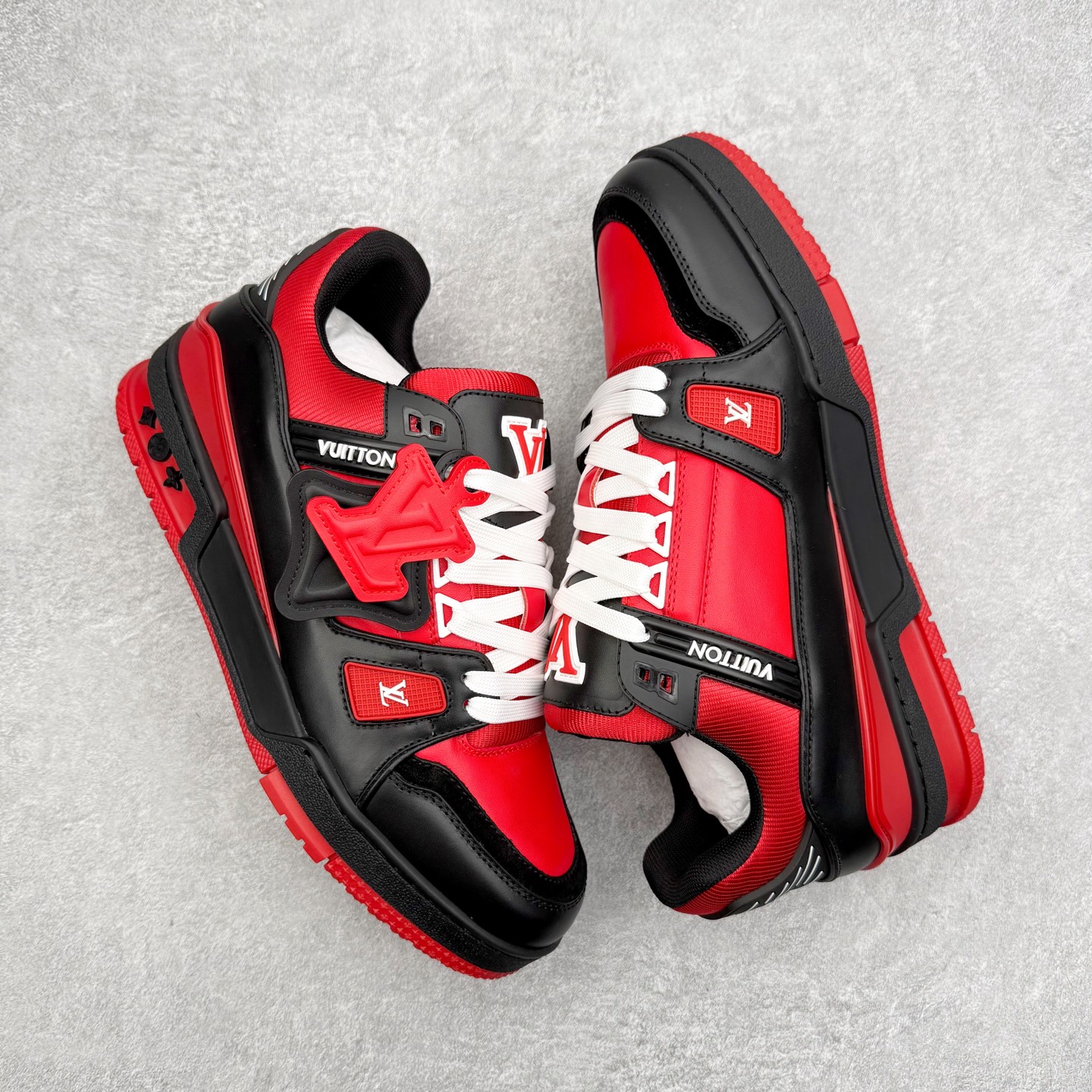 图片[3]-Louis Vuitton Trainer lv时装走秀运动鞋 完美鞋型超高的清洁度 零毛边线头瑕疵 全套原楦原纸版原鞋开模 全网最具灵魂的版型 正确原装黄色鞋盒 正确中底印花 鞋面印花3D高频深度立体 全鞋电脑针车 紧密相连 针距密度一致 环保乳胶注塑鞋垫 厚度脚感还原原版 皮面裁剪部位 统一油边封口工艺 原装橡胶大底含胶量大底组合零偏差 专柜全套包装 防尘袋 说明书 质保卡 男女鞋 尺码：35 36 37 38 39 40 41 42 43 44 45-选品中心