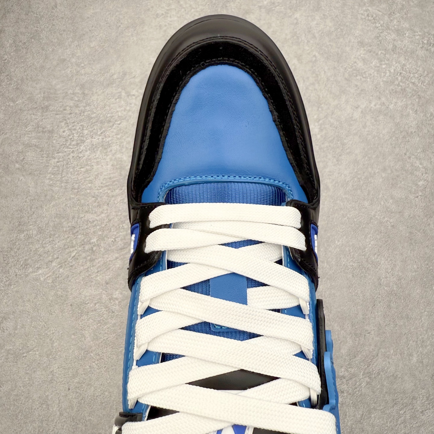 图片[4]-Louis Vuitton Trainer lv时装走秀运动鞋 完美鞋型超高的清洁度 零毛边线头瑕疵 全套原楦原纸版原鞋开模 全网最具灵魂的版型 正确原装黄色鞋盒 正确中底印花 鞋面印花3D高频深度立体 全鞋电脑针车 紧密相连 针距密度一致 环保乳胶注塑鞋垫 厚度脚感还原原版 皮面裁剪部位 统一油边封口工艺 原装橡胶大底含胶量大底组合零偏差 专柜全套包装 防尘袋 说明书 质保卡 男女鞋 尺码：35 36 37 38 39 40 41 42 43 44 45-选品中心