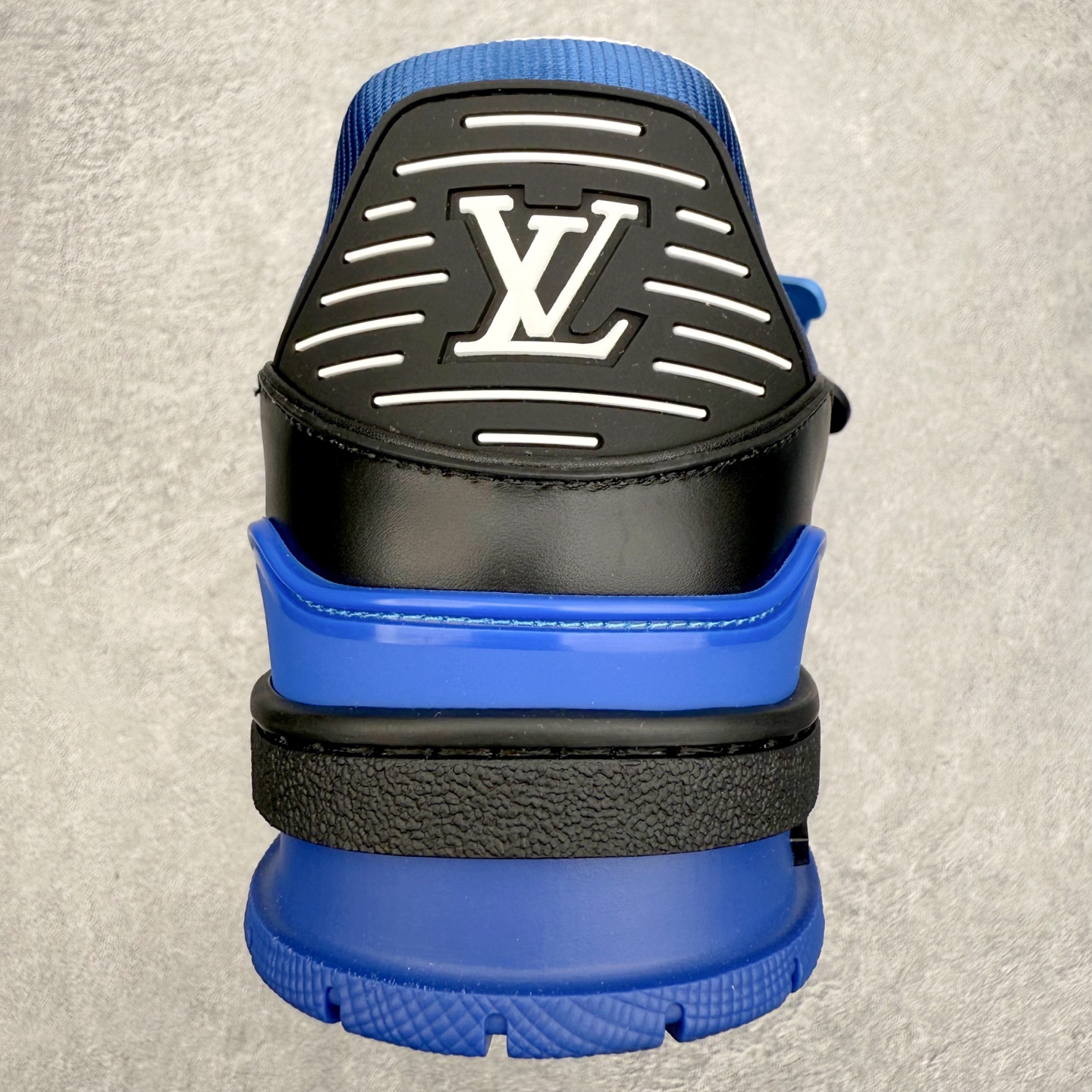 图片[8]-Louis Vuitton Trainer lv时装走秀运动鞋 完美鞋型超高的清洁度 零毛边线头瑕疵 全套原楦原纸版原鞋开模 全网最具灵魂的版型 正确原装黄色鞋盒 正确中底印花 鞋面印花3D高频深度立体 全鞋电脑针车 紧密相连 针距密度一致 环保乳胶注塑鞋垫 厚度脚感还原原版 皮面裁剪部位 统一油边封口工艺 原装橡胶大底含胶量大底组合零偏差 专柜全套包装 防尘袋 说明书 质保卡 男女鞋 尺码：35 36 37 38 39 40 41 42 43 44 45-选品中心