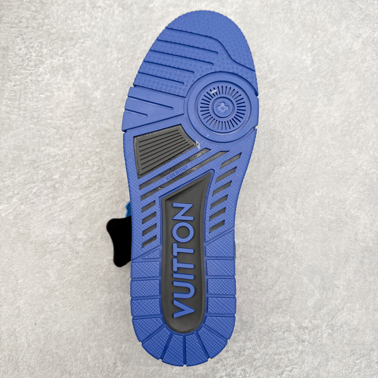 图片[9]-Louis Vuitton Trainer lv时装走秀运动鞋 完美鞋型超高的清洁度 零毛边线头瑕疵 全套原楦原纸版原鞋开模 全网最具灵魂的版型 正确原装黄色鞋盒 正确中底印花 鞋面印花3D高频深度立体 全鞋电脑针车 紧密相连 针距密度一致 环保乳胶注塑鞋垫 厚度脚感还原原版 皮面裁剪部位 统一油边封口工艺 原装橡胶大底含胶量大底组合零偏差 专柜全套包装 防尘袋 说明书 质保卡 男女鞋 尺码：35 36 37 38 39 40 41 42 43 44 45-选品中心