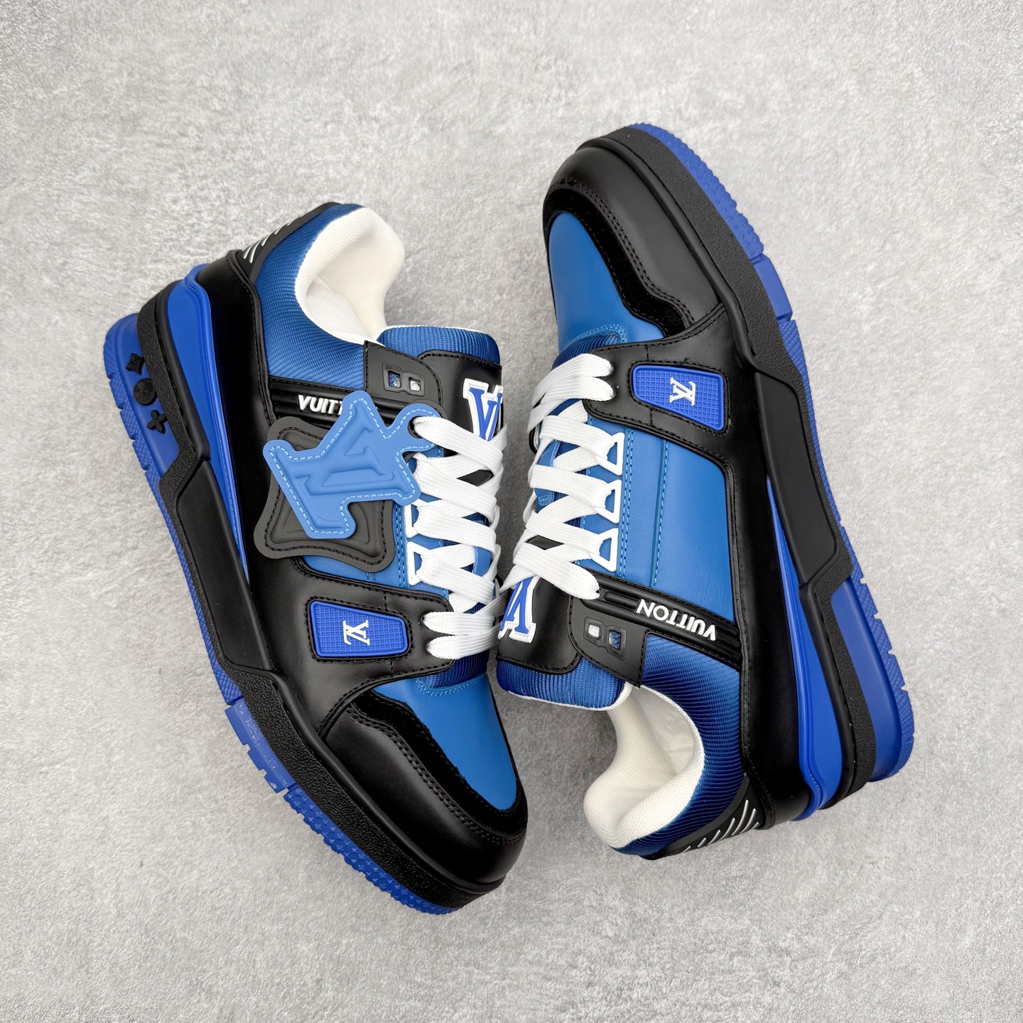 图片[3]-Louis Vuitton Trainer lv时装走秀运动鞋 完美鞋型超高的清洁度 零毛边线头瑕疵 全套原楦原纸版原鞋开模 全网最具灵魂的版型 正确原装黄色鞋盒 正确中底印花 鞋面印花3D高频深度立体 全鞋电脑针车 紧密相连 针距密度一致 环保乳胶注塑鞋垫 厚度脚感还原原版 皮面裁剪部位 统一油边封口工艺 原装橡胶大底含胶量大底组合零偏差 专柜全套包装 防尘袋 说明书 质保卡 男女鞋 尺码：35 36 37 38 39 40 41 42 43 44 45-选品中心