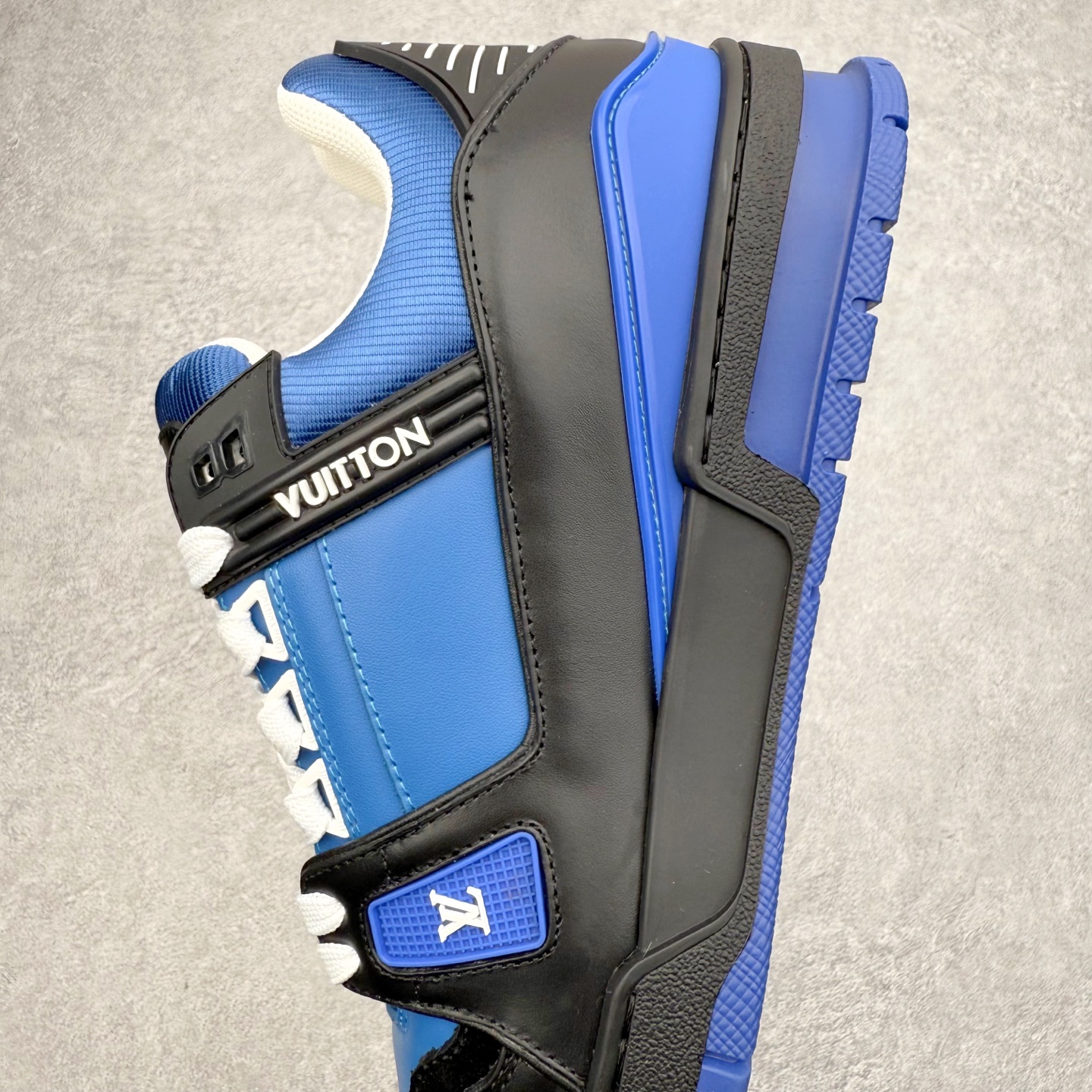 图片[7]-Louis Vuitton Trainer lv时装走秀运动鞋 完美鞋型超高的清洁度 零毛边线头瑕疵 全套原楦原纸版原鞋开模 全网最具灵魂的版型 正确原装黄色鞋盒 正确中底印花 鞋面印花3D高频深度立体 全鞋电脑针车 紧密相连 针距密度一致 环保乳胶注塑鞋垫 厚度脚感还原原版 皮面裁剪部位 统一油边封口工艺 原装橡胶大底含胶量大底组合零偏差 专柜全套包装 防尘袋 说明书 质保卡 男女鞋 尺码：35 36 37 38 39 40 41 42 43 44 45-选品中心