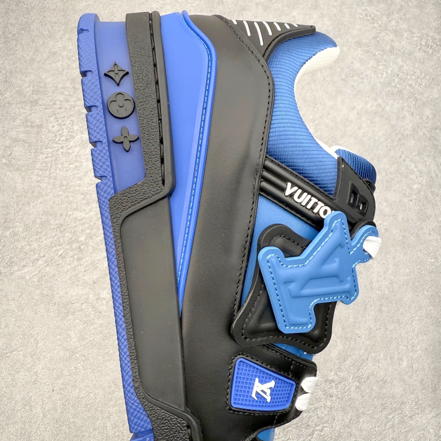 图片[6]-Louis Vuitton Trainer lv时装走秀运动鞋 完美鞋型超高的清洁度 零毛边线头瑕疵 全套原楦原纸版原鞋开模 全网最具灵魂的版型 正确原装黄色鞋盒 正确中底印花 鞋面印花3D高频深度立体 全鞋电脑针车 紧密相连 针距密度一致 环保乳胶注塑鞋垫 厚度脚感还原原版 皮面裁剪部位 统一油边封口工艺 原装橡胶大底含胶量大底组合零偏差 专柜全套包装 防尘袋 说明书 质保卡 男女鞋 尺码：35 36 37 38 39 40 41 42 43 44 45-选品中心