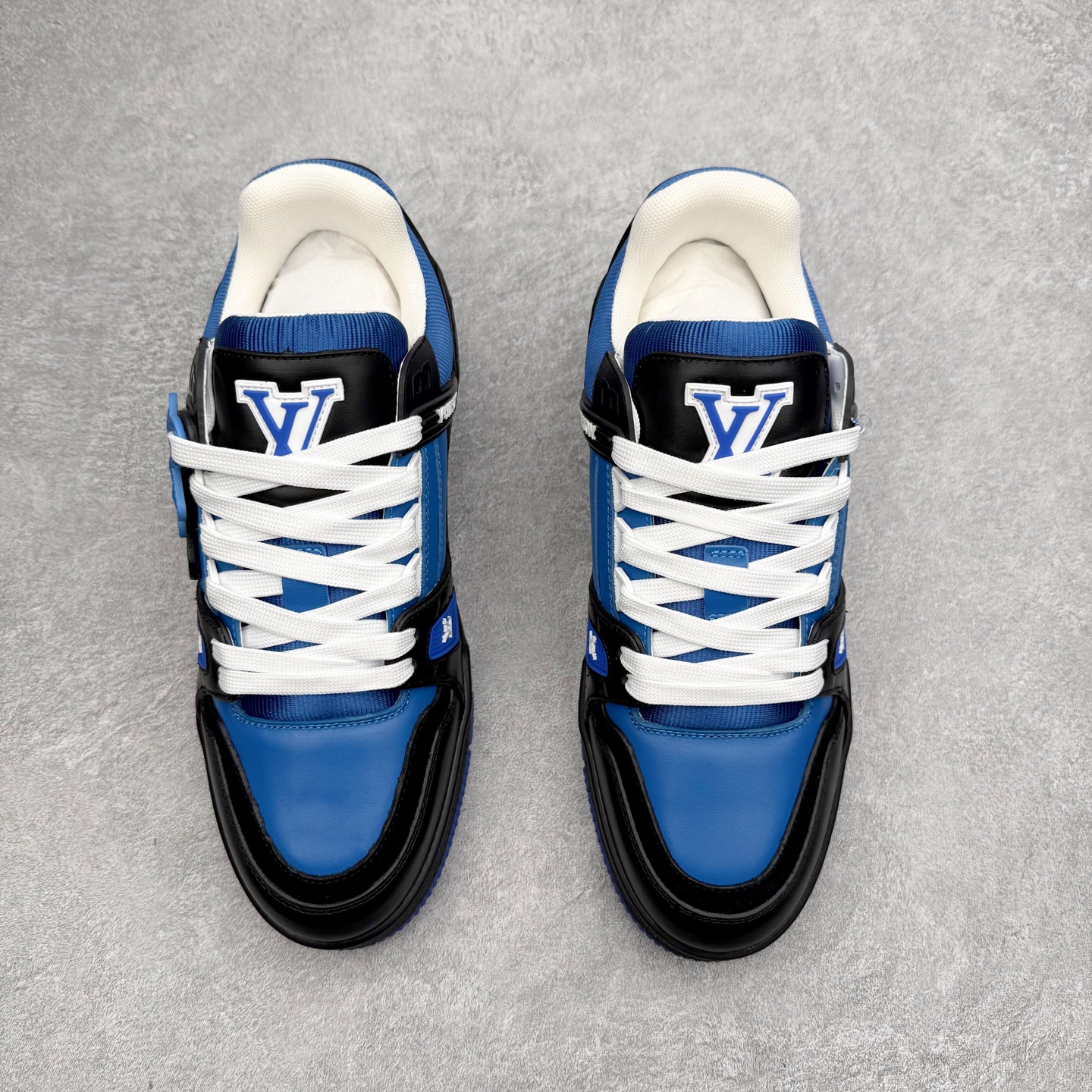 图片[2]-Louis Vuitton Trainer lv时装走秀运动鞋 完美鞋型超高的清洁度 零毛边线头瑕疵 全套原楦原纸版原鞋开模 全网最具灵魂的版型 正确原装黄色鞋盒 正确中底印花 鞋面印花3D高频深度立体 全鞋电脑针车 紧密相连 针距密度一致 环保乳胶注塑鞋垫 厚度脚感还原原版 皮面裁剪部位 统一油边封口工艺 原装橡胶大底含胶量大底组合零偏差 专柜全套包装 防尘袋 说明书 质保卡 男女鞋 尺码：35 36 37 38 39 40 41 42 43 44 45-选品中心