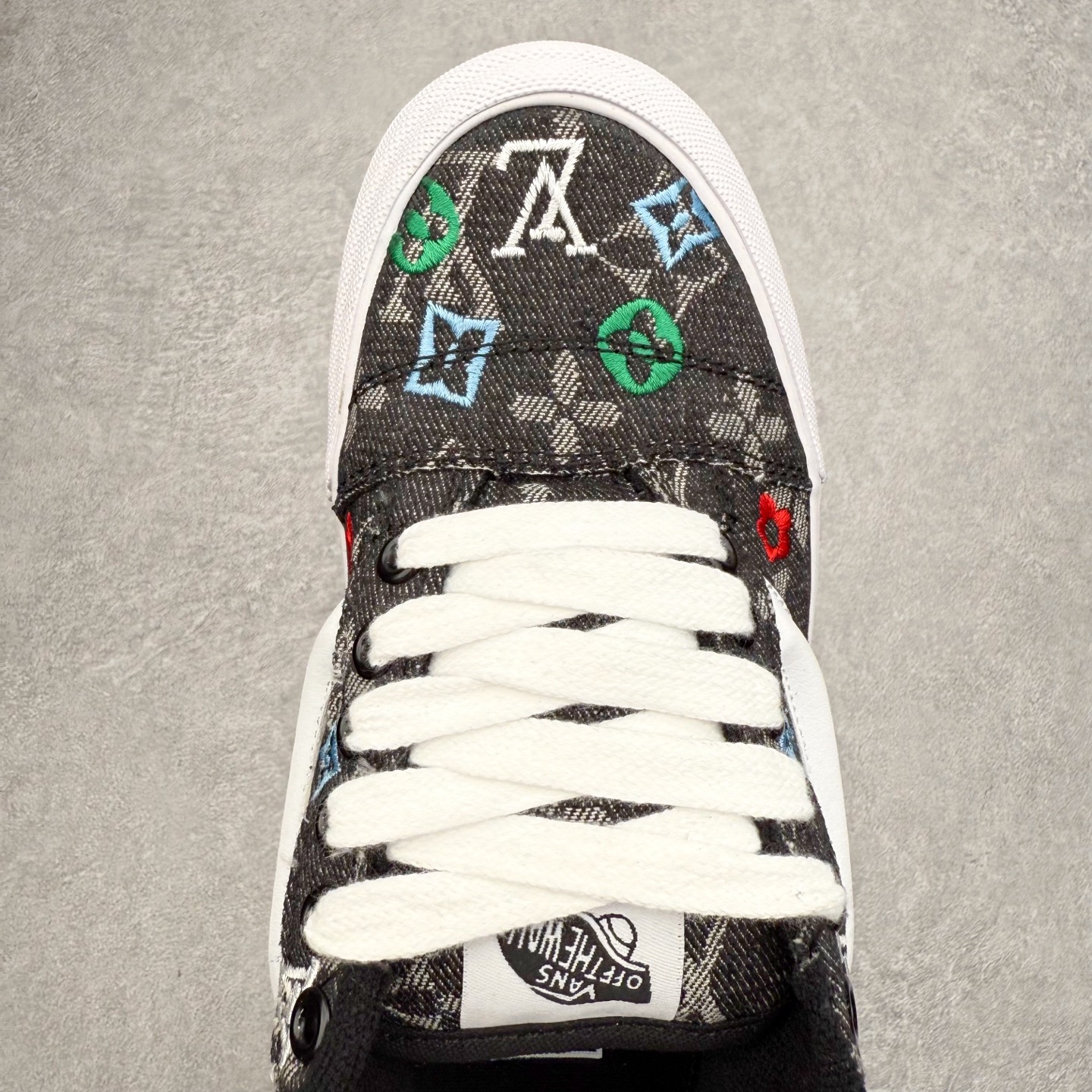 图片[4]-LV x Vans Knu Skool 强强联名 经典Vans面包鞋鞋身融合LV经典牛仔面料搭配提花Logo电绣 质感十足 上脚百搭 脚感舒适 尺码：35 36 36.5 37 38 38.5 39 40 40.5 41 42 42.5 43 44-选品中心